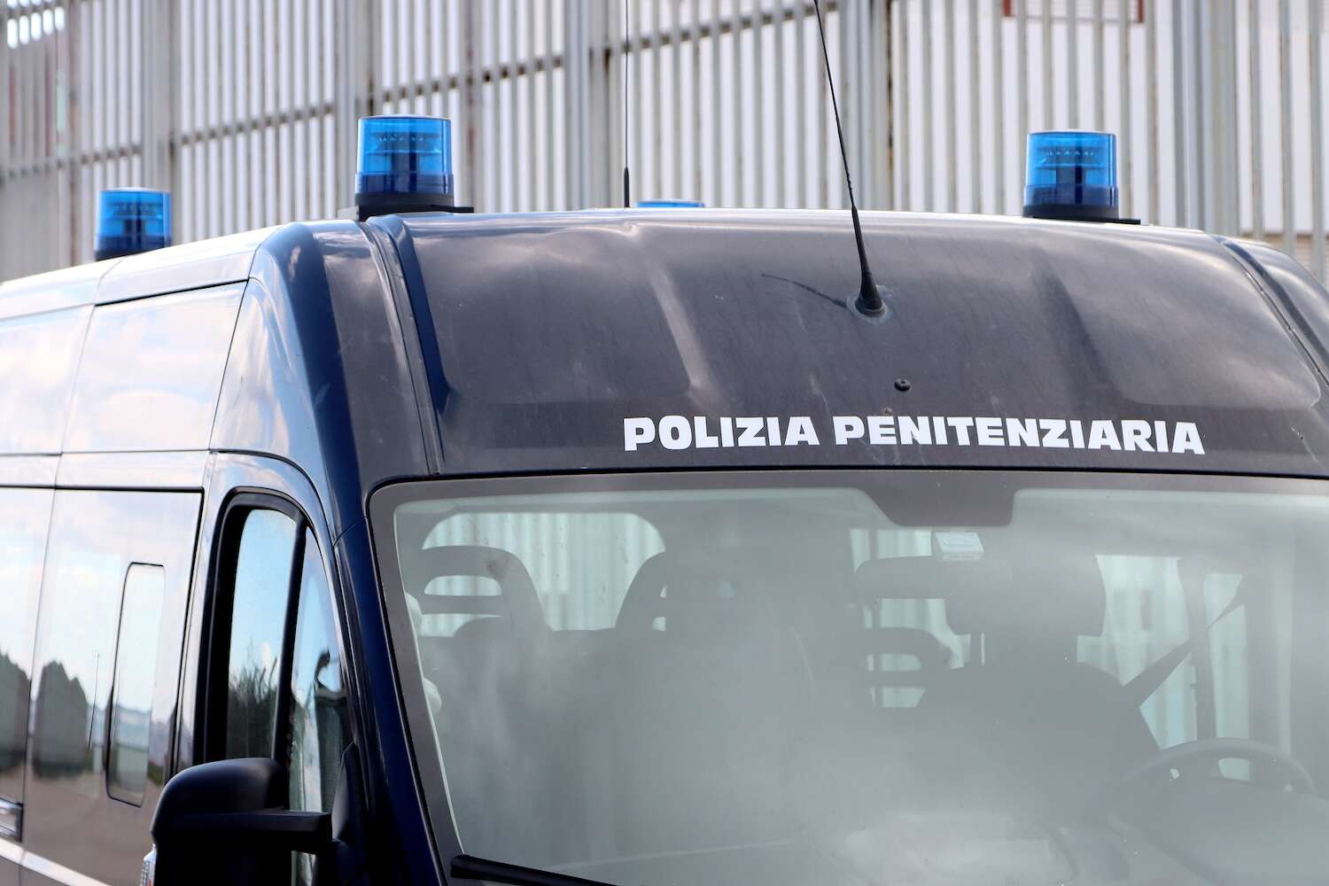 Fossombrone (Pesaro), agente penitenziario vendeva cellulari ai detenuti: arrestato per corruzione