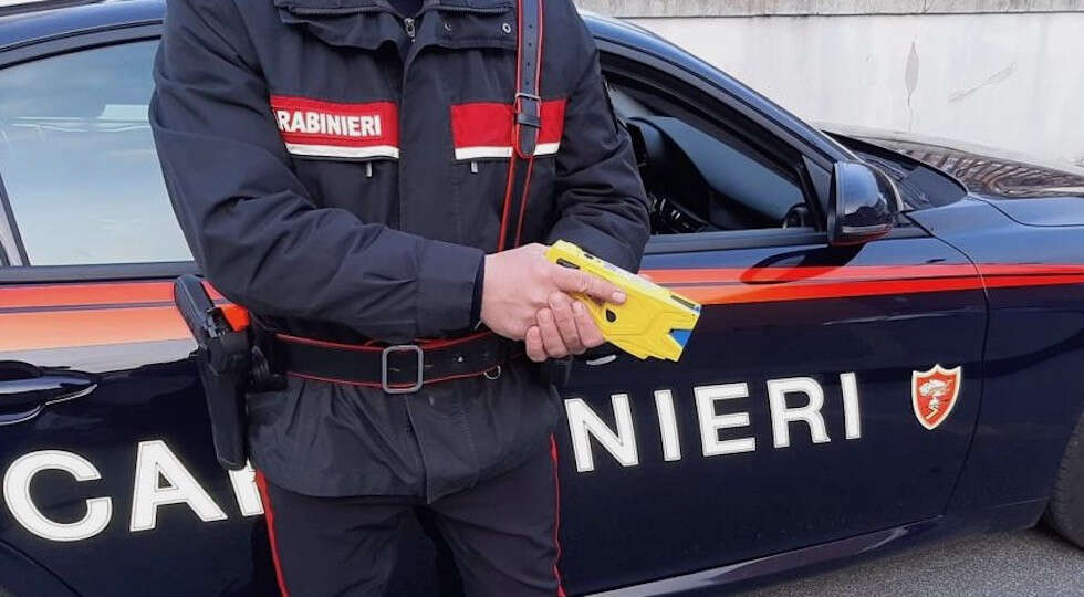 Bolzano, giallo sulla morte dell’uomo fermato col taser dai Carabinieri. La droga, la chiamata al 112, il salto dalla finestra: cosa sappiamo