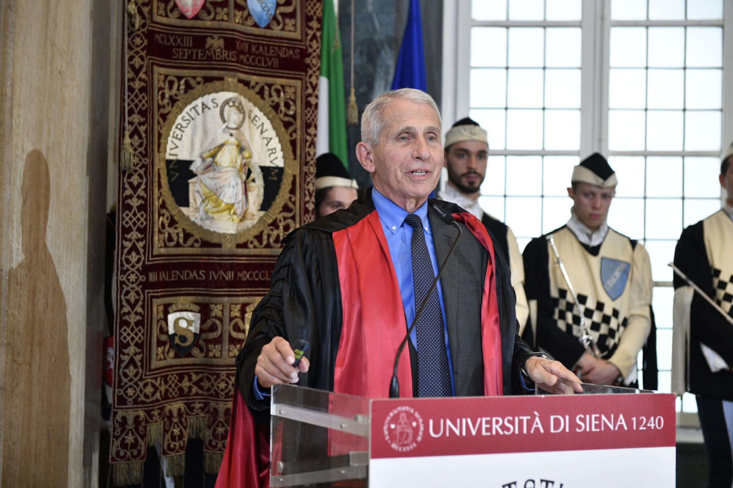 Anthony Fauci e le contestazioni No Vax a Siena: «Da 50 anni salvo milioni di vite e devo difendermi? Il vero virus è l’anti-scienza»