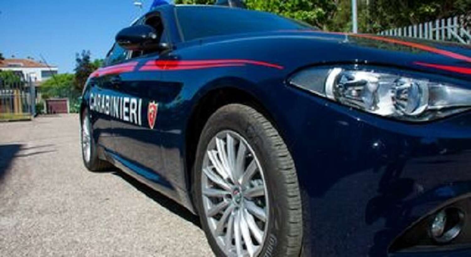 Indagato il papà della bimba morta in auto: le verifiche sul dispositivo anti abbandono. «Qualcosa non ha funzionato»