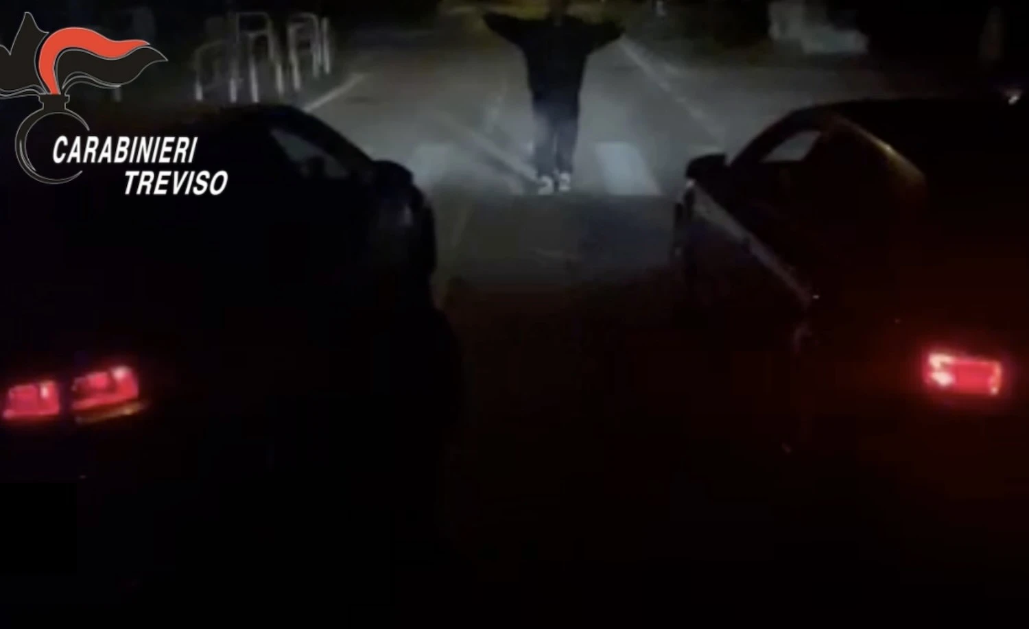 La gara clandestina tra due 20enni finisce sui social, la follia di notte sulla strada a doppio senso: beccati dai carabinieri – Il video