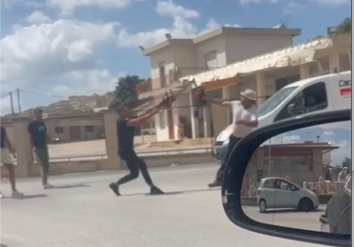 Siracusa, degenera la lite per un incidente: il folle duello in strada a colpi di motosega – Il video