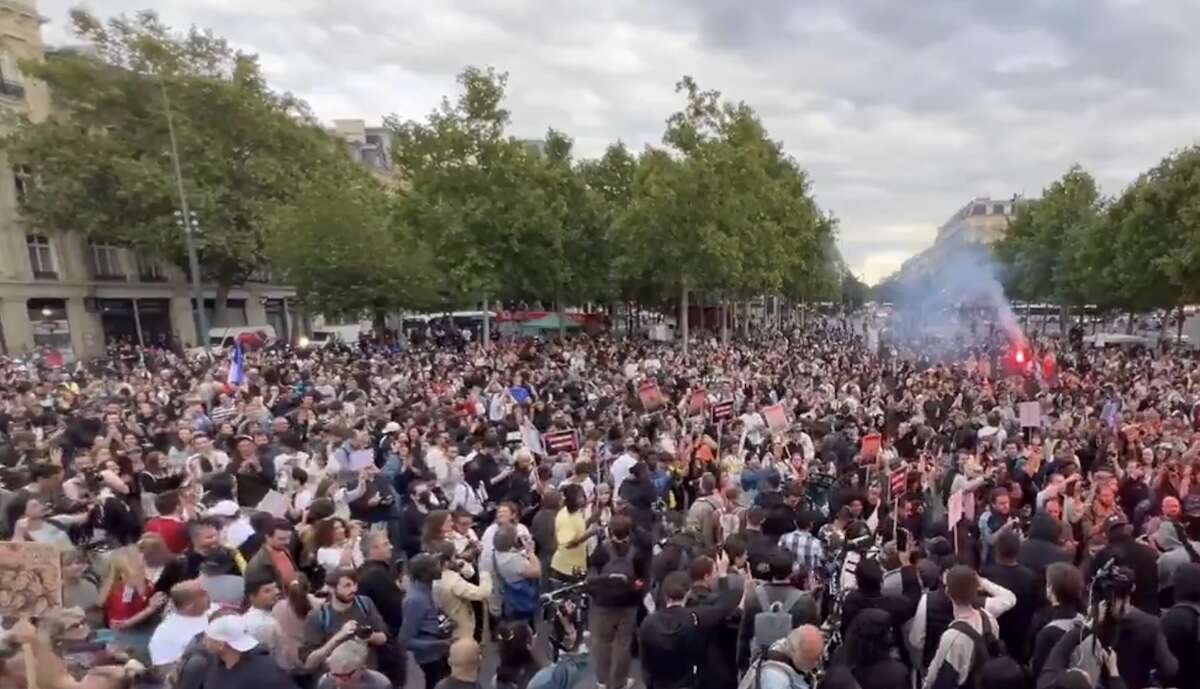 Parigi, l’ovazione della folla per Mélenchon. In place de la République la festa antifascista, in serata scontri tra incappucciati e polizia – I video