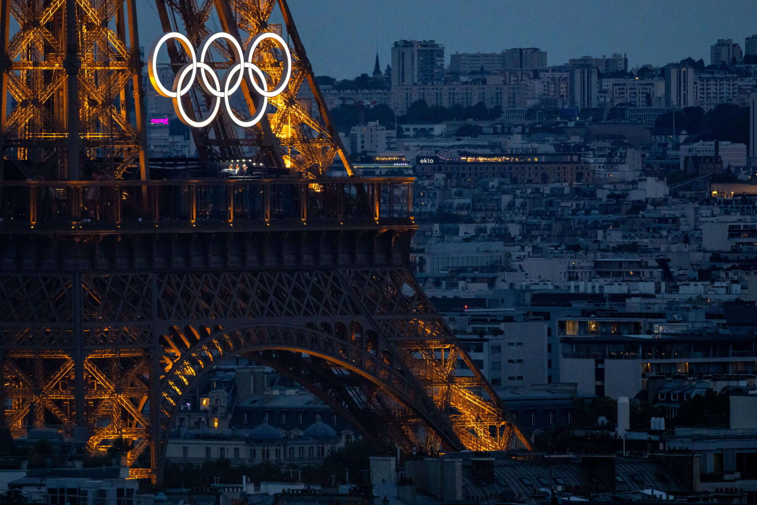 Parigi 2024, i letti di cartone e i materassi di plastica sui profili degli atleti olimpici. L’azzurra Pellacani: «Alla fine è anche comodo» – I video