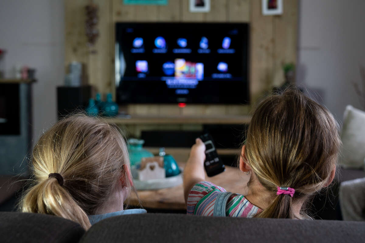 Picco di casi di pubertà precoce, gli esperti: «Colpa di smartphone, tv, stress e sedentarietà»