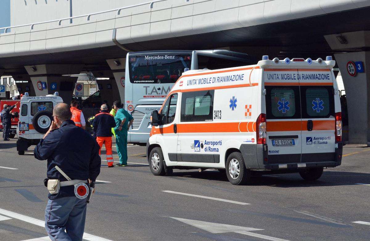 Tragedia sul volo per Fiumicino, hostess di 56 anni accusa un malore a bordo e muore