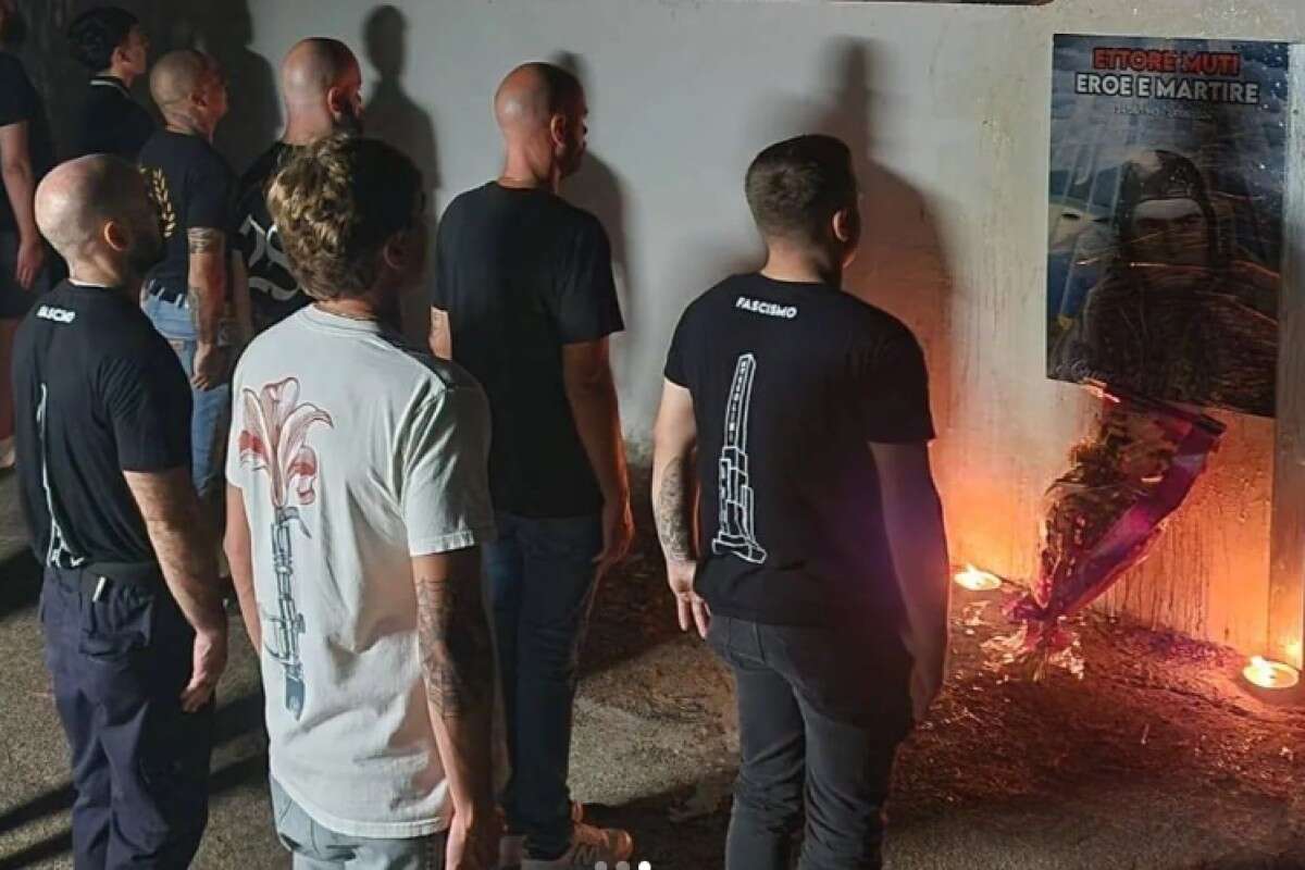 Fregene, l’estrema destra commemora il gerarca fascista Ettore Muti con un santuario: skin head con fasci, fiori e candele