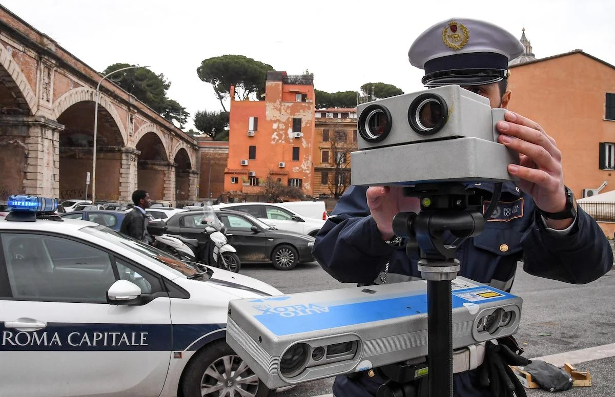 «Nessun autovelox in Italia è a norma e nemmeno le multe per le Ztl sono legali»