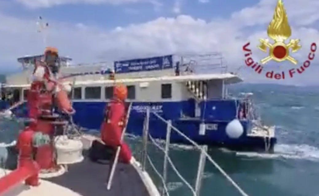 La motonave imbarca acqua, 76 passeggeri in fuga sulle scialuppe: il salvataggio dopo l’Sos vicino Grado – Il video