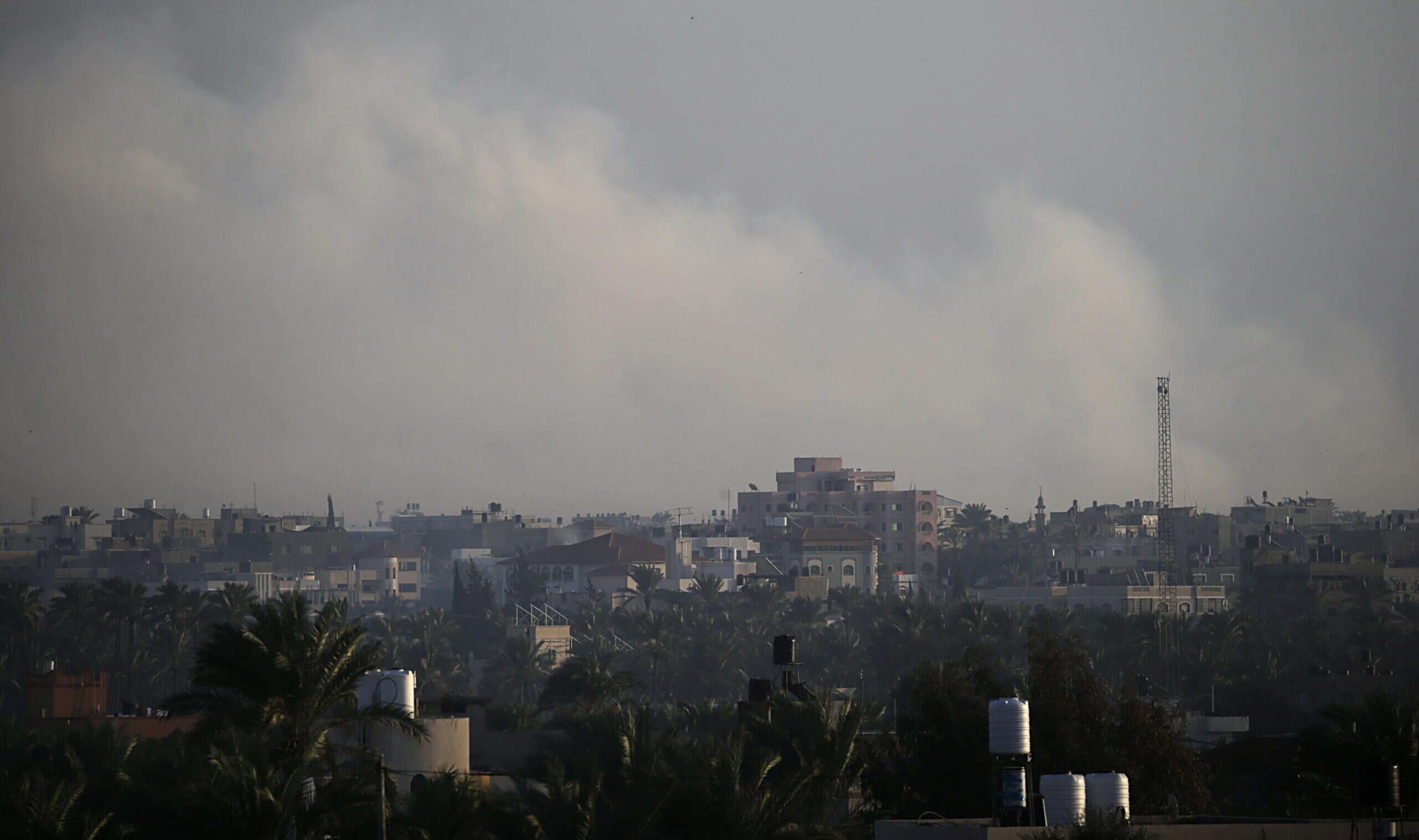 Gaza, l’esercito israeliano uccide per sbaglio tre ostaggi: «Un tragico errore». Al Jazeera: «Un altro nostro giornalista è morto nella Striscia»