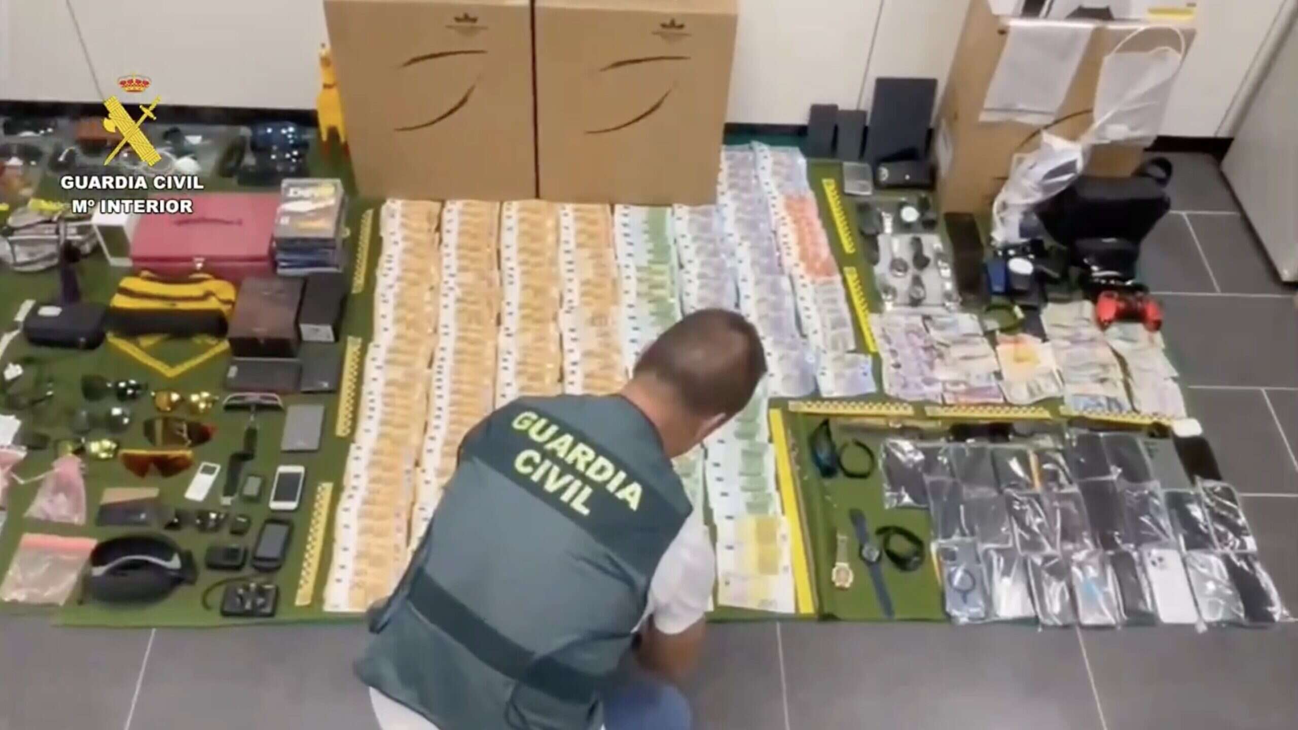 Tenerife, rubavano nelle valigie dei turisti: arrestati 14 dipendenti dell’aeroporto. Refurtiva da 2 milioni di euro – Il video