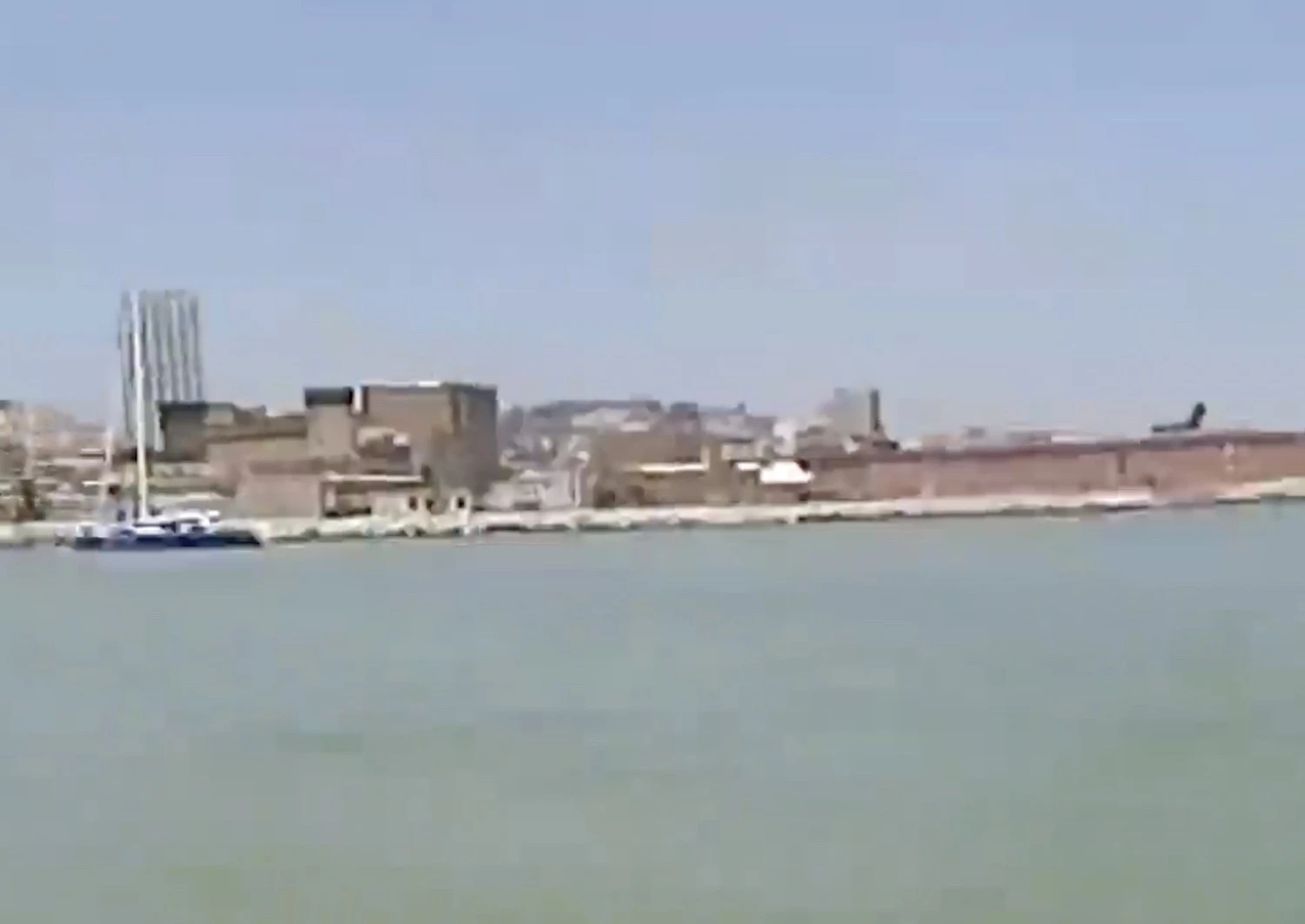 Il mare verde a Napoli? Colpa del caldo (e di un’alga) – Il video