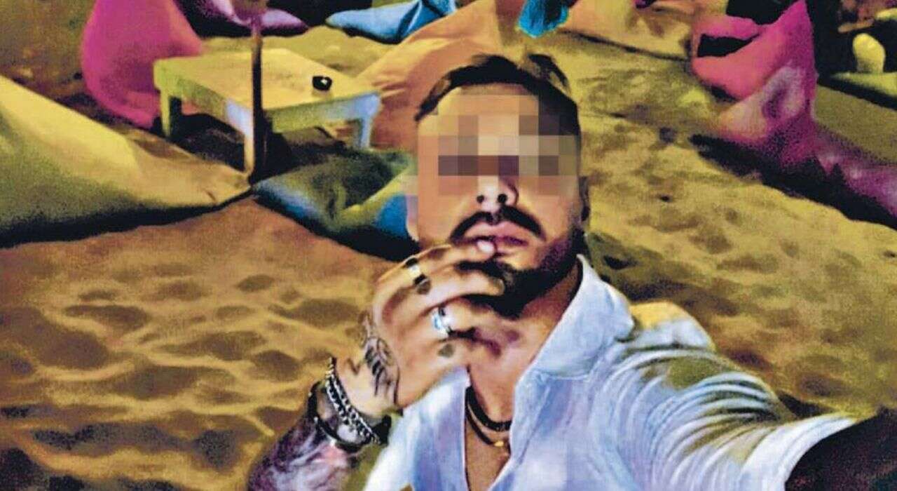 Ponza, i selfie in spiaggia del 34enne dopo lo stupro della 16enne. L’ira dei residenti: «Lo fa a sfregio»