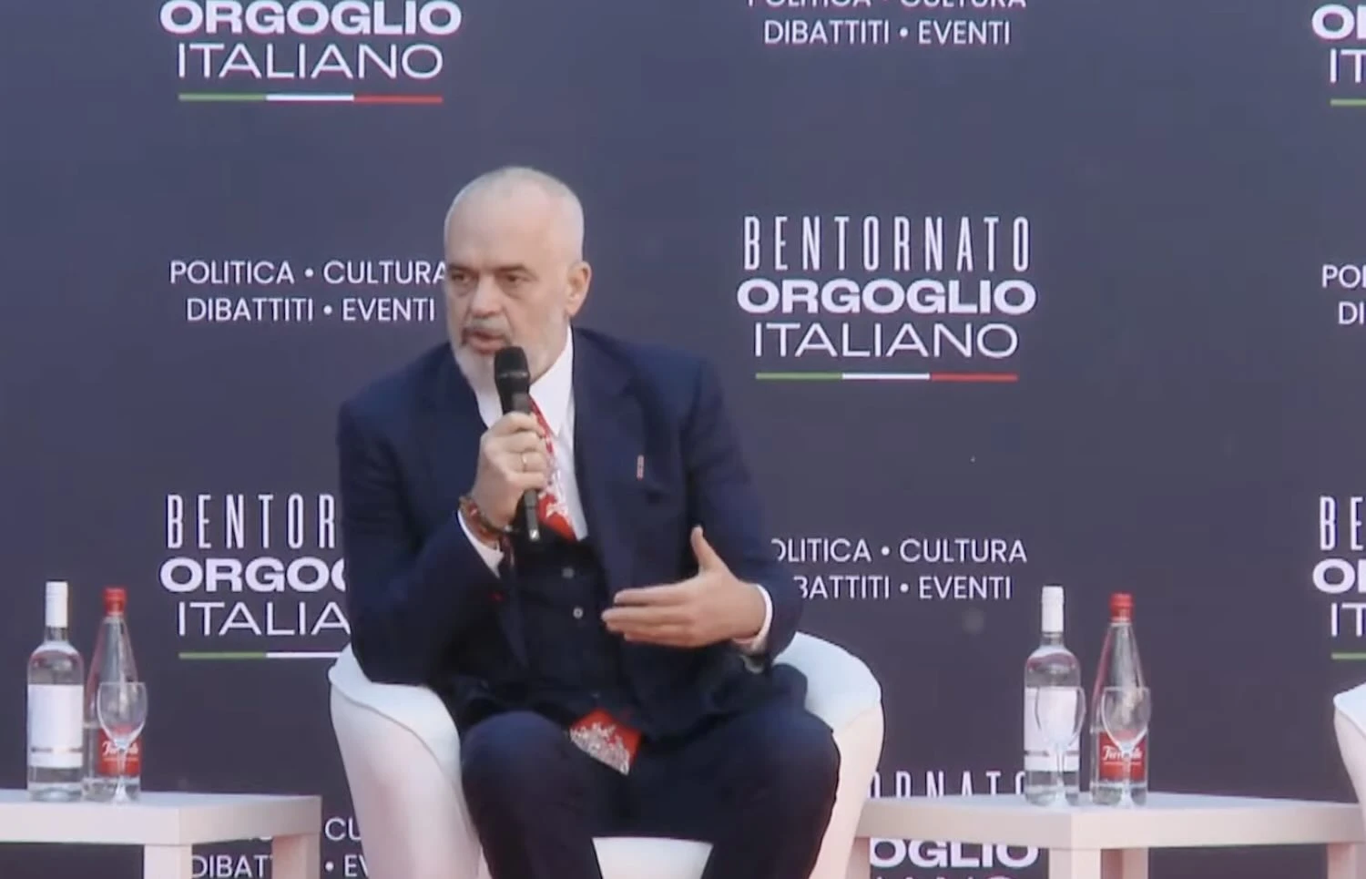 Edi Rama e l’amicizia con George Soros, così gela la platea di Atreju: «Il diavolo non è mai così nero… come Giorgia» – Il video