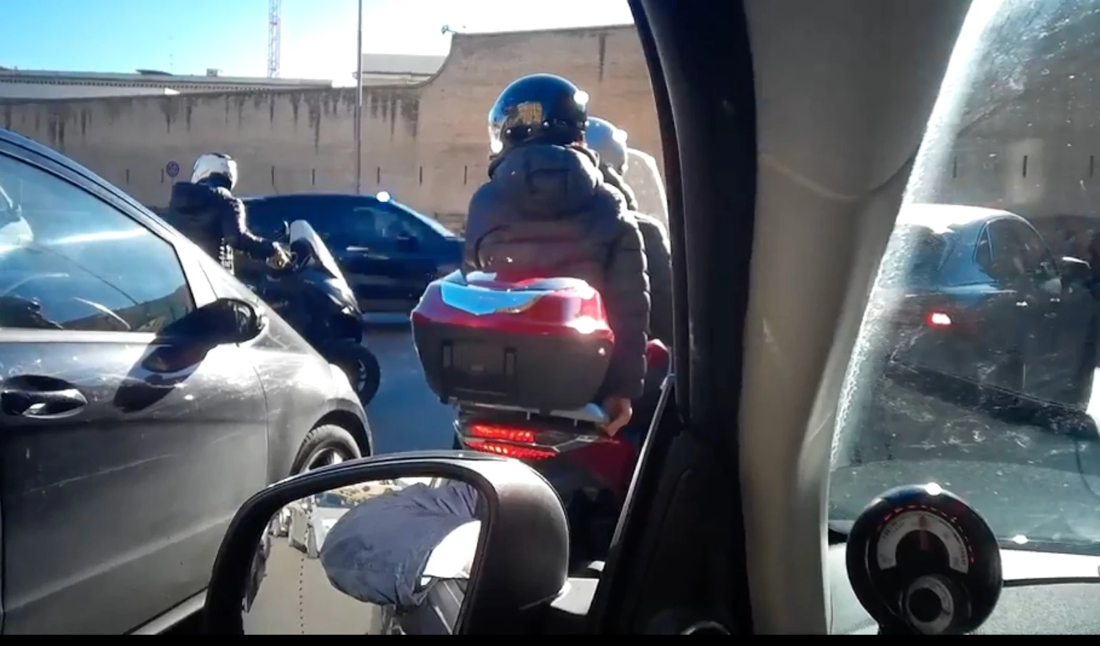 Elon Musk arriva ad Atreju con maxi scorta che blocca il traffico. L’ex Iena Enrico Lucci: «Pensavo avesse parcheggiato il razzo su Castel Sant’Angelo»