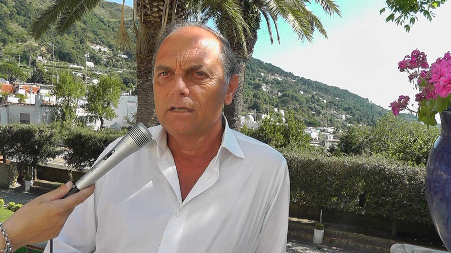 Il sindaco di Anacapri: «Una barriera anti-motoscafo per l’isola, dobbiamo difenderci dai cafoni»