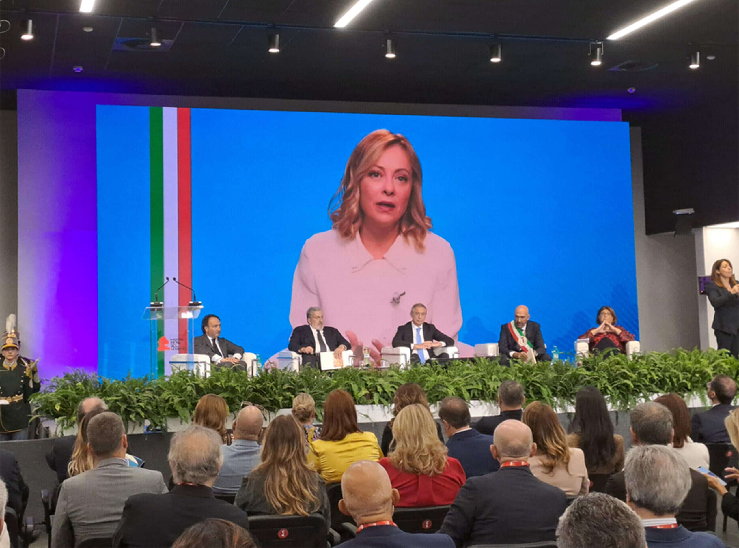 Fiera del Levante, inaugurazione tra le polemiche senza Meloni. Emiliano attacca: «Qui non c’è gente che la applaude senza critica»