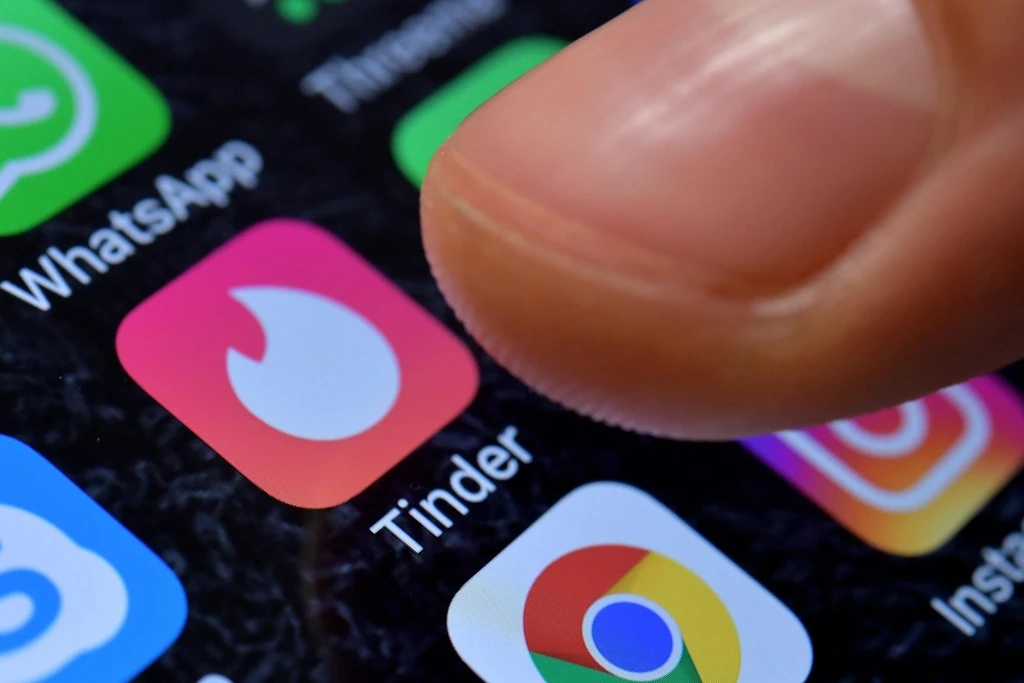 Roma, conosce un uomo su Tinder ma scopre che è un altro e la minaccia. Valanga di messaggi e chiamate anonime