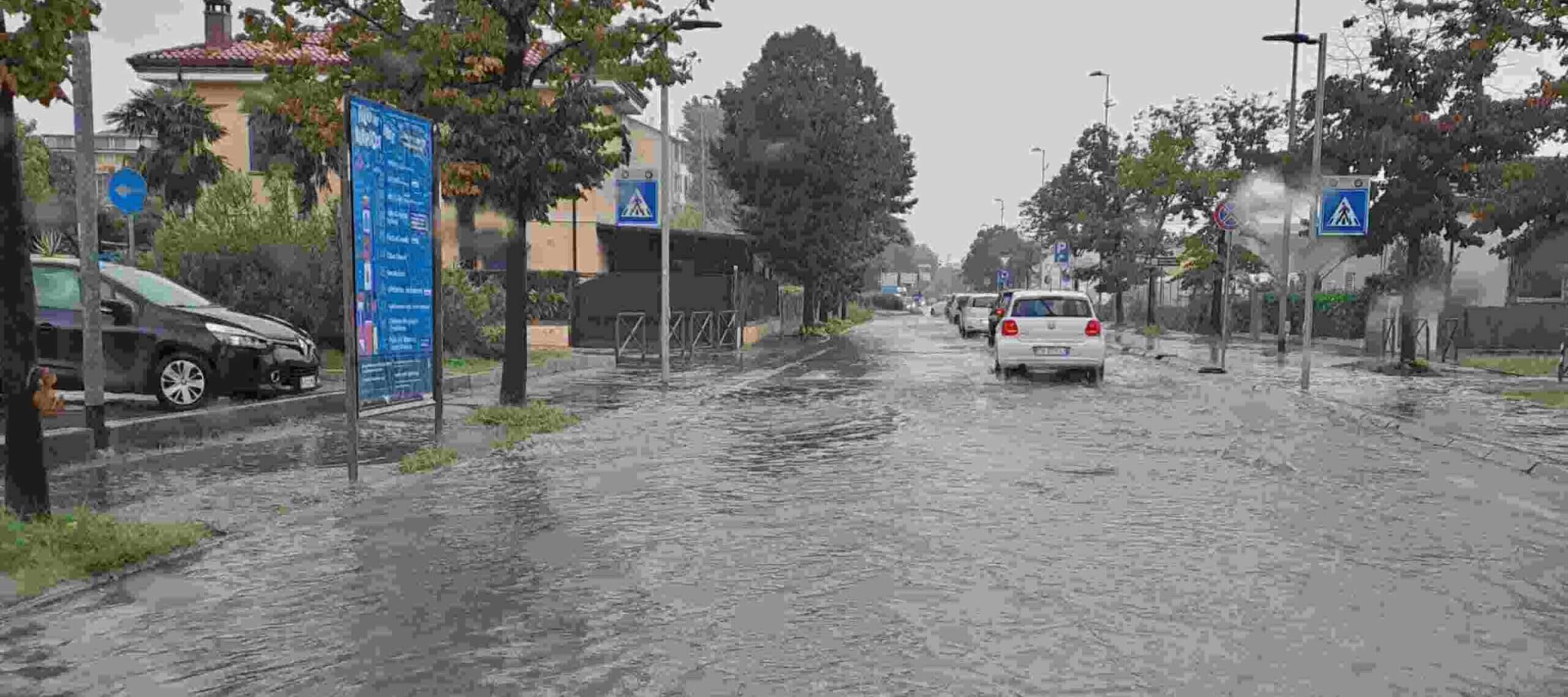 Maltempo Emilia-Romagna, allerta rossa: a Rimini allagato il tribunale. Istituti chiusi a Bologna: «Evitare gli spostamenti»