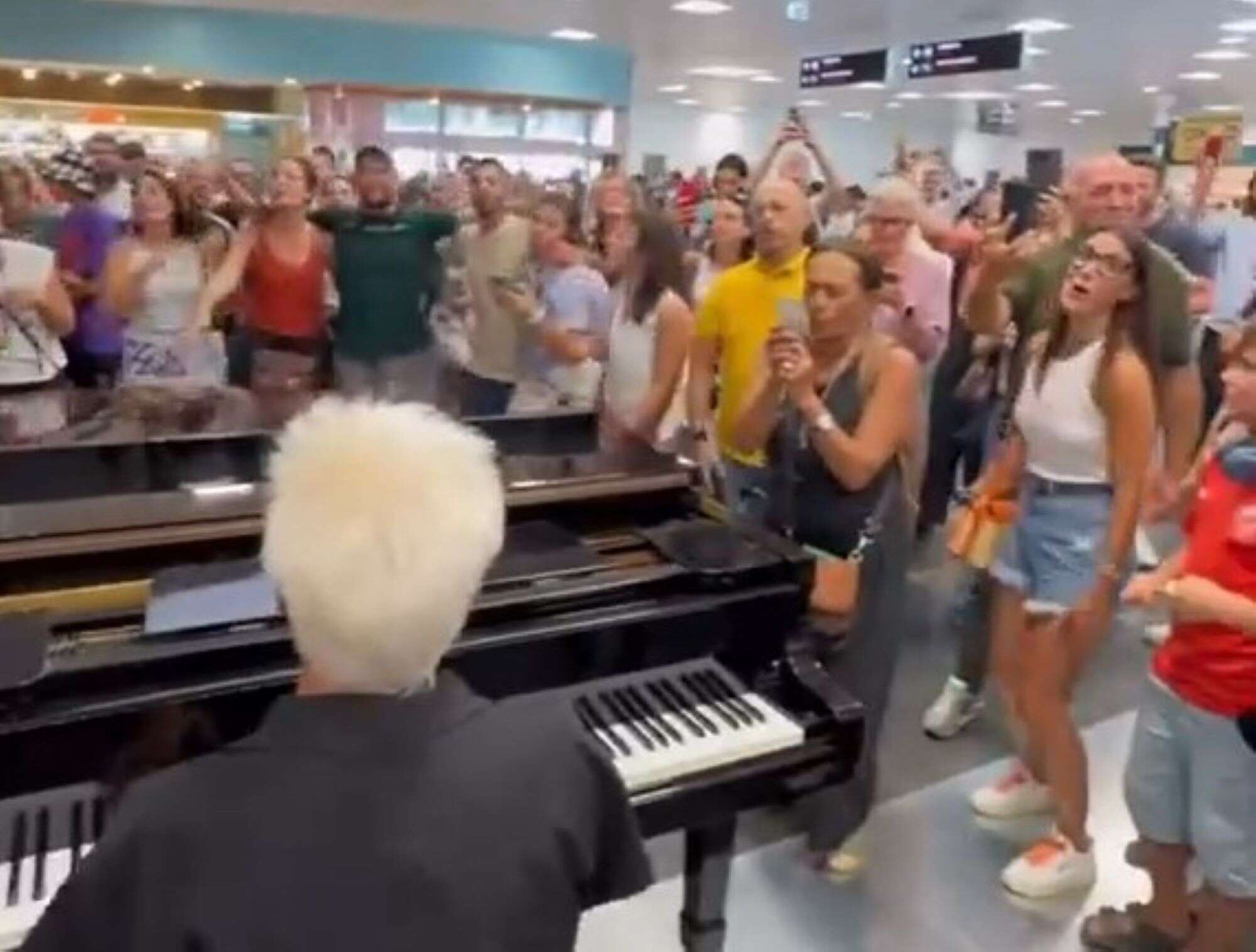 Caos informatico, all’aeroporto di Palermo si canta e si balla dopo lo stop dei voli – Il video