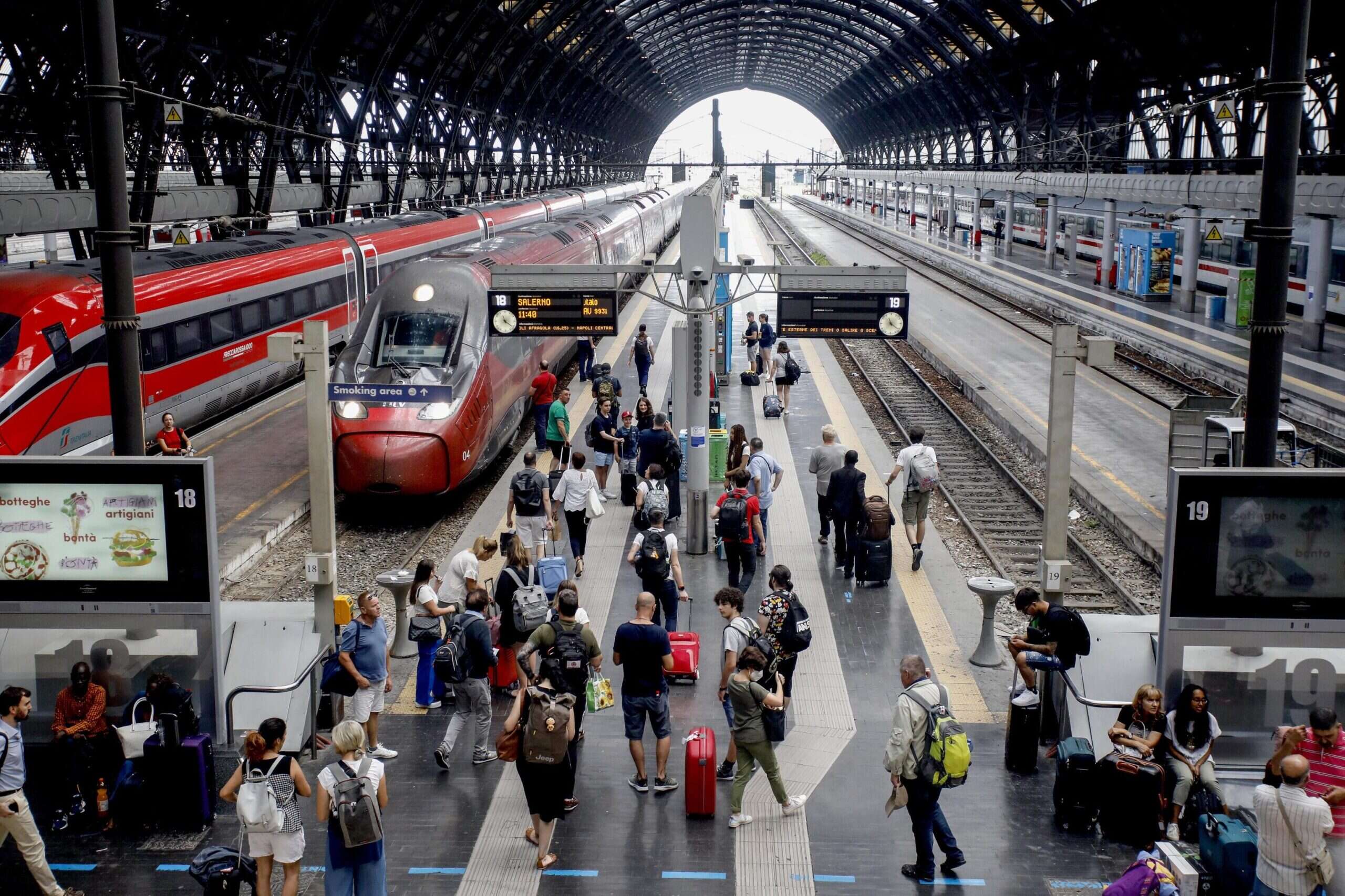 Perché i treni in Italia costano anche il doppio degli aerei, il report di Greenpeace spiega la beffa: «Così si premiano i mezzi più inquinanti»