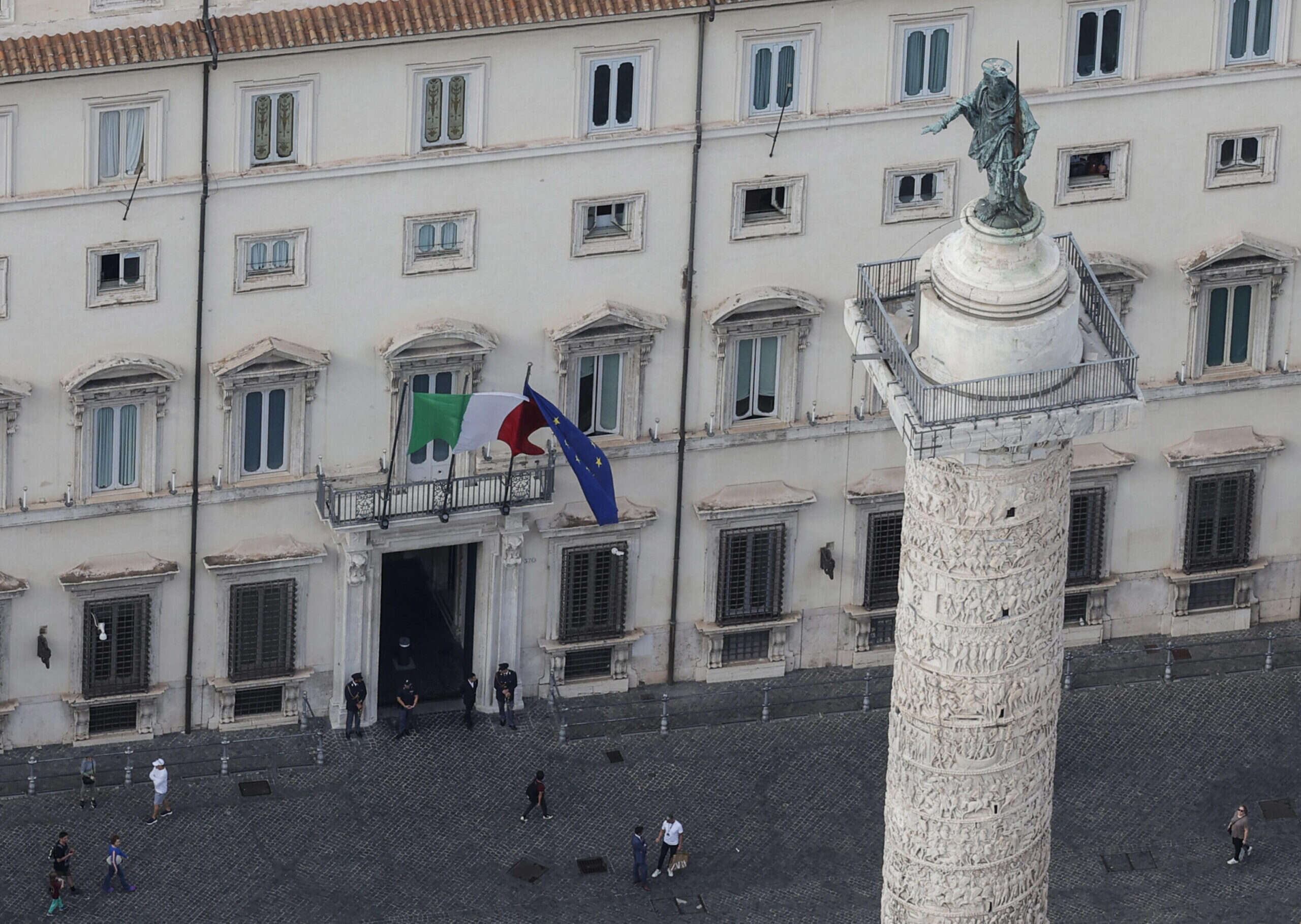 Legge di Bilancio, niente tasse sugli extraprofitti: il governo chiede a banche e grandi aziende «un contributo di solidarietà»