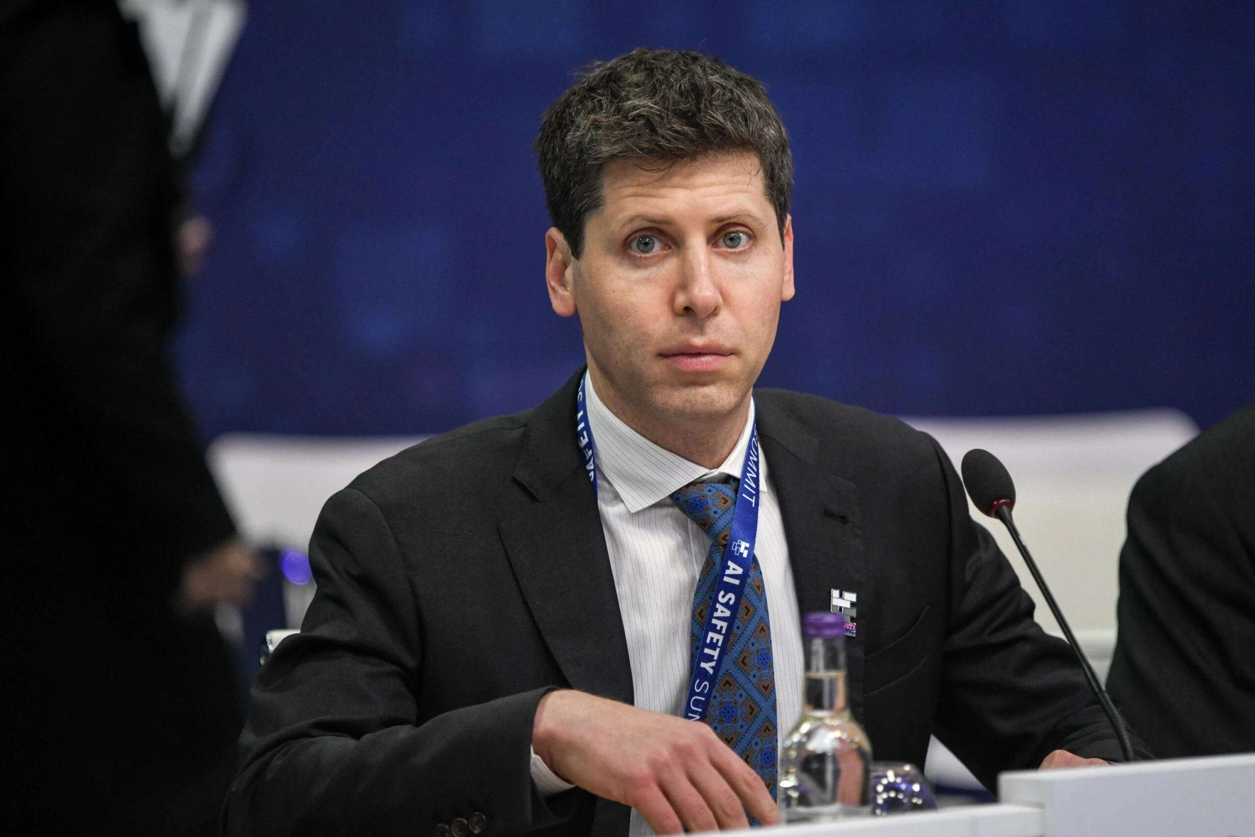OpenAI fa dietrofornt? La richiesta a Sam Altman di tornare dopo averlo cacciato: «Ma sta valutando di avviare una sua società»