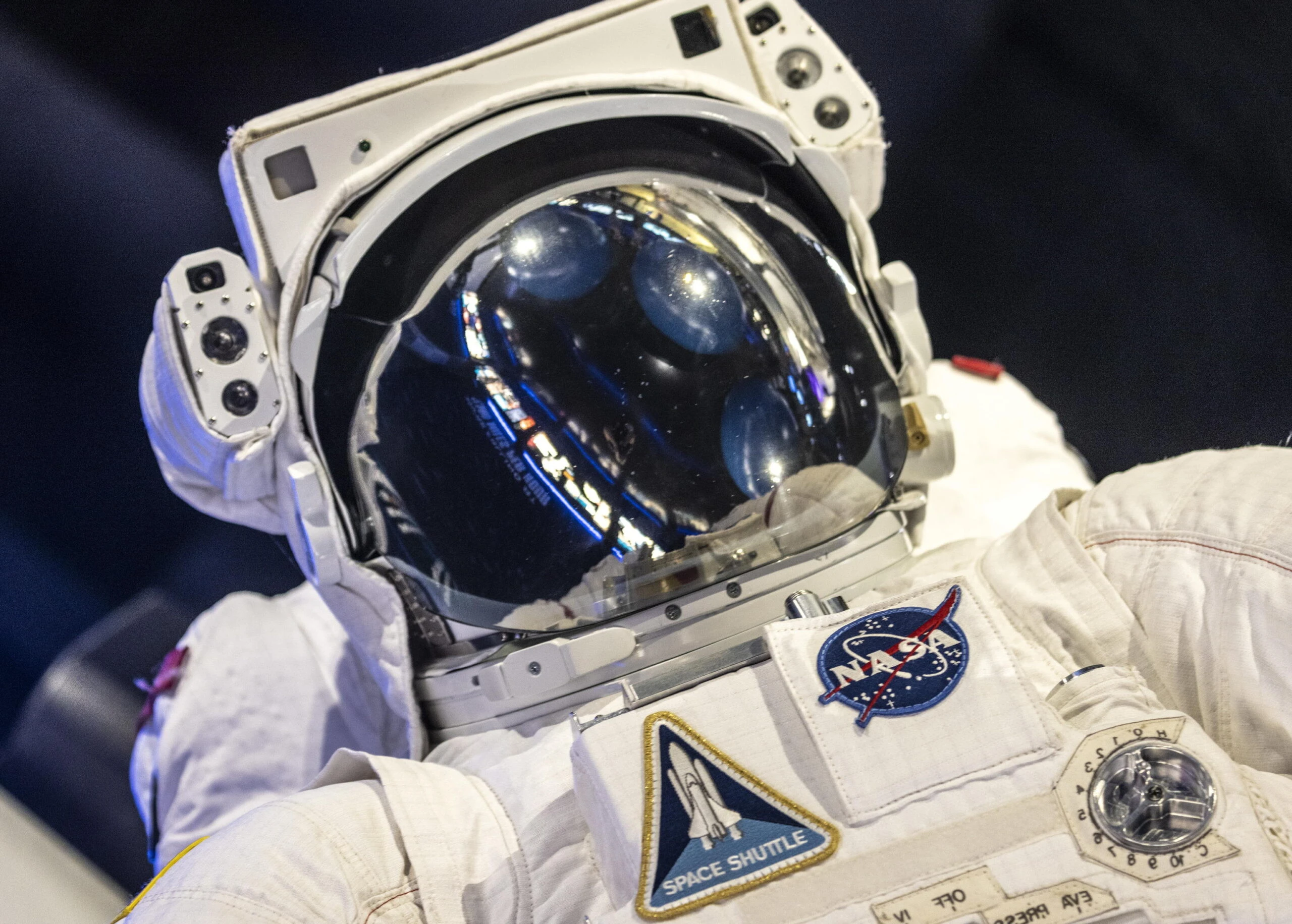 La luna «veste» Prada: la partnership con l’azienda Axiom per le nuove tute spaziali della Nasa