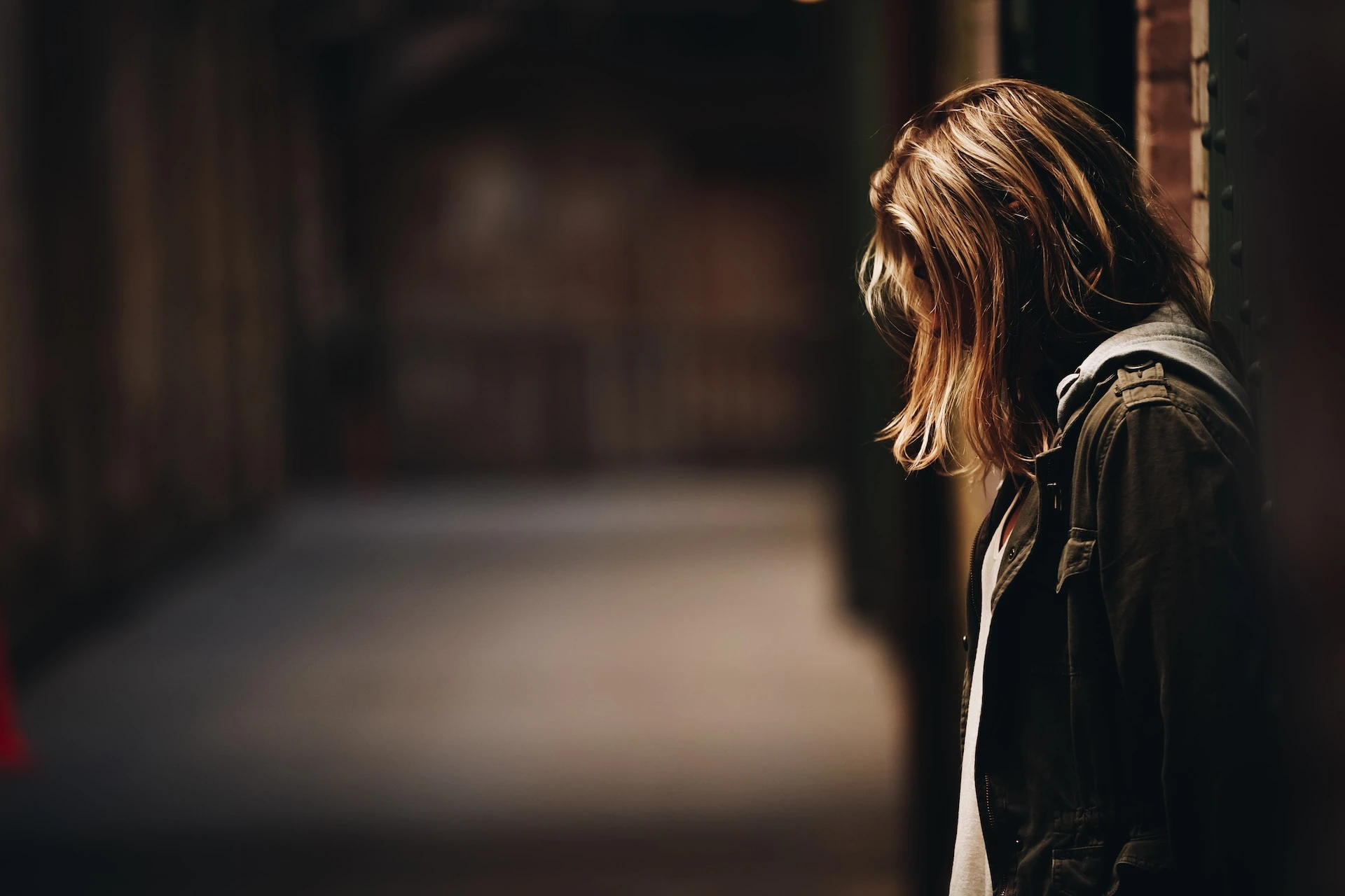 «Non vestirti così o ti ammazzo», le minacce del 19enne alla ex: così lei l’ha fatto arrestare col “mobile angel”