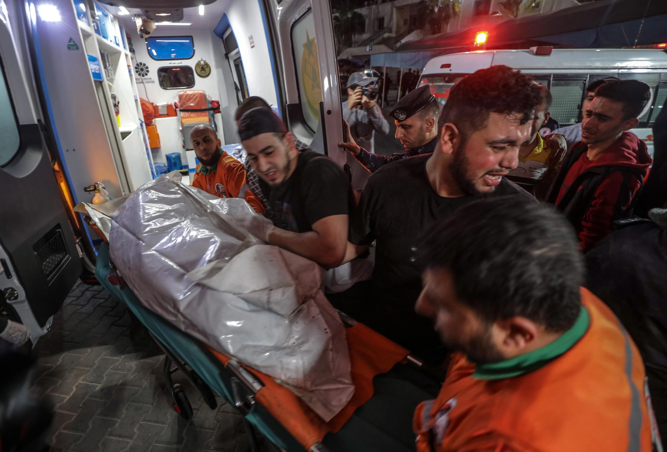 Gaza, la testimonianza della dottoressa di Msf: «Chi è morto i primi giorni di guerra è stato fortunato» – Il video