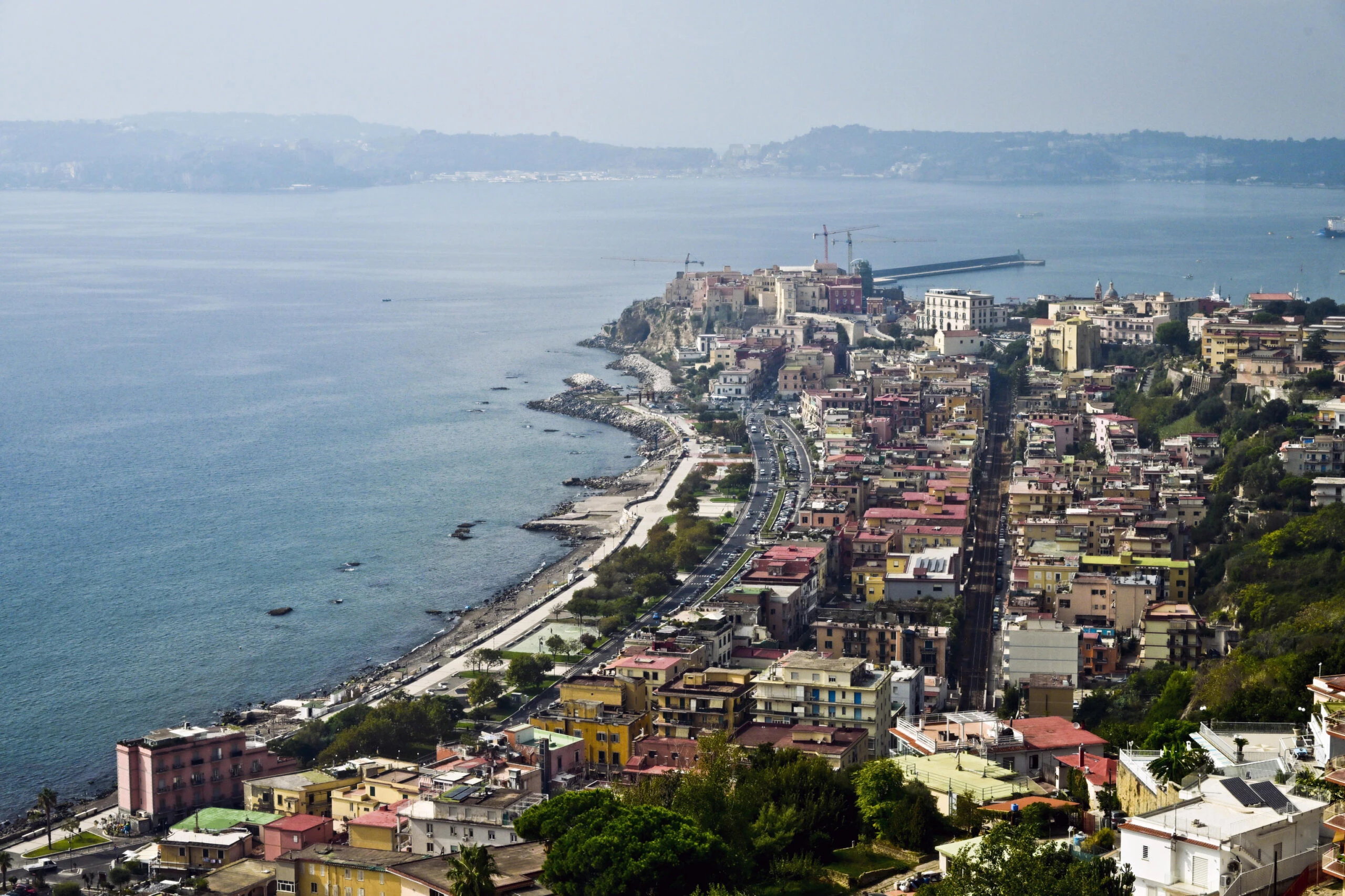 Pozzuoli, partono per ricevere cure mediche al Nord, ma al loro ritorno trovano casa occupata: famiglia finisce per strada – Il video