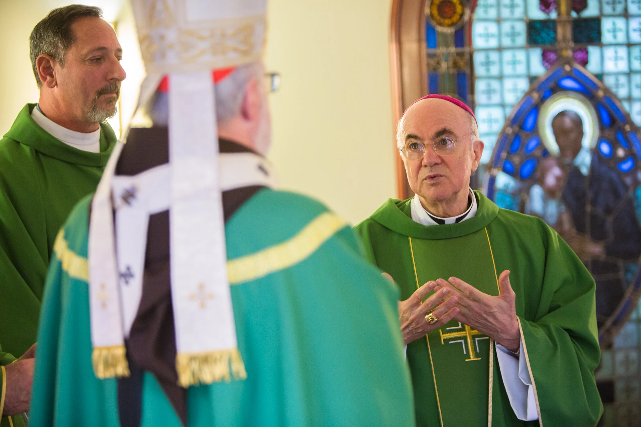 Chi è Carlo Maria Viganò, l’arcivescovo nemico di Papa Francesco a processo per scisma: le frasi su Covid, Trump e Putin