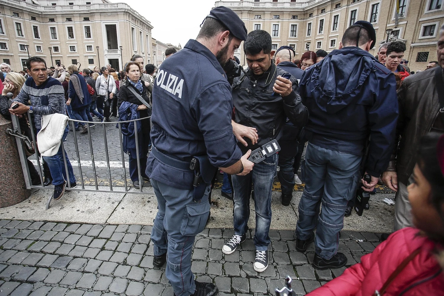Il prete beccato a San Pietro con pistola ad aria compressa e coltelli, la versione che non convince la polizia: «Sono per difesa personale»