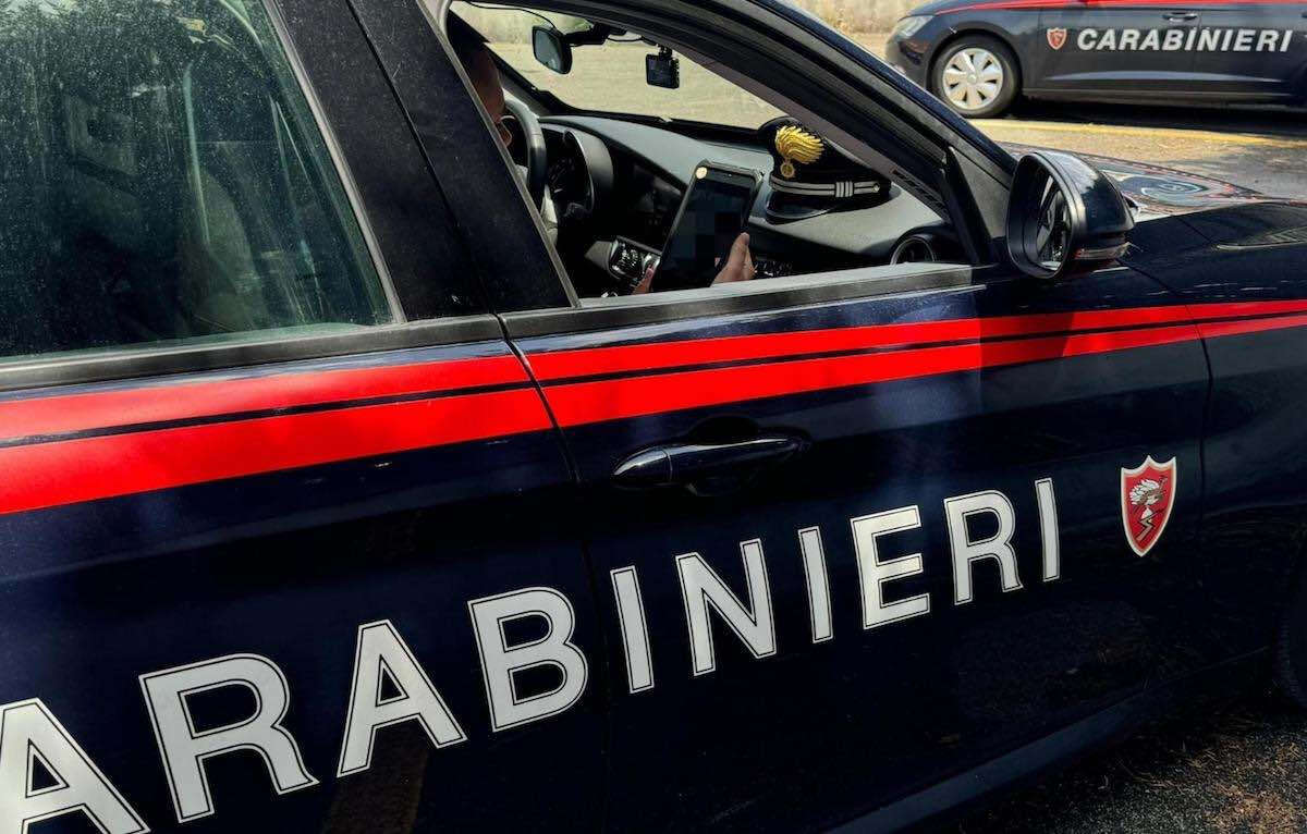 Ferrara, 44enne muore schiacciato dalla sua auto: avrebbe tentato di sollevarla con il cric