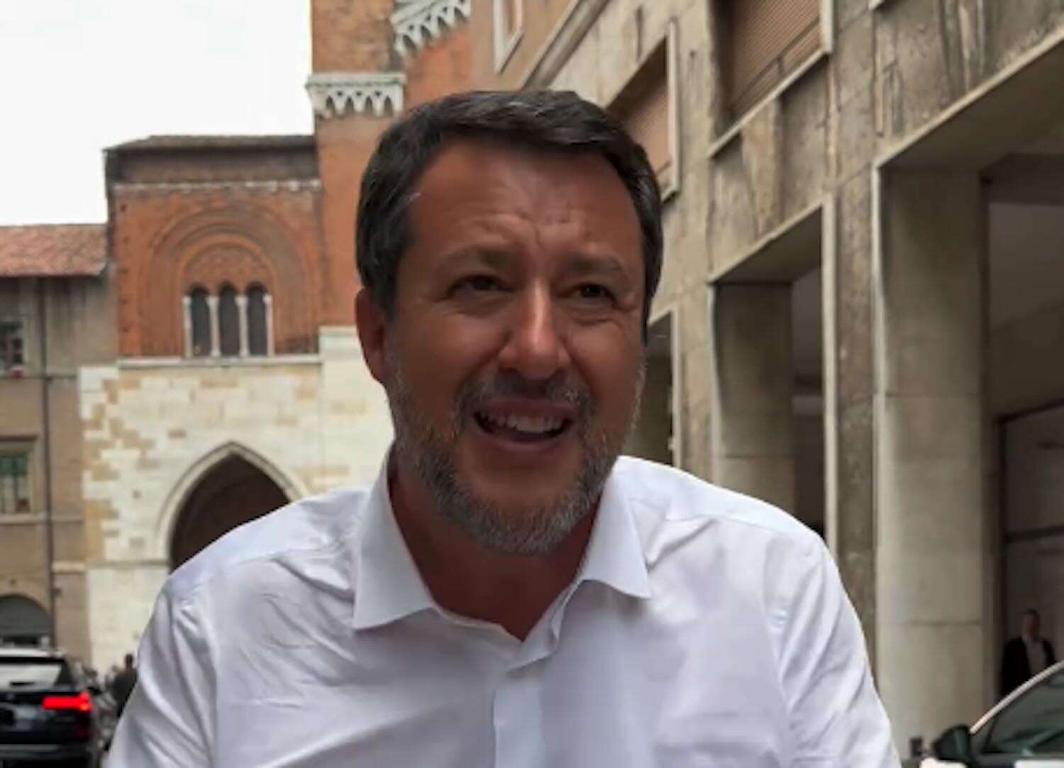 Salvini dopo le polemiche per il suo volo Roma-Milano nel giorno del caos: «Mi faccio il mazzo e inventano notizie: il mio non era l’unico partito» – Il video