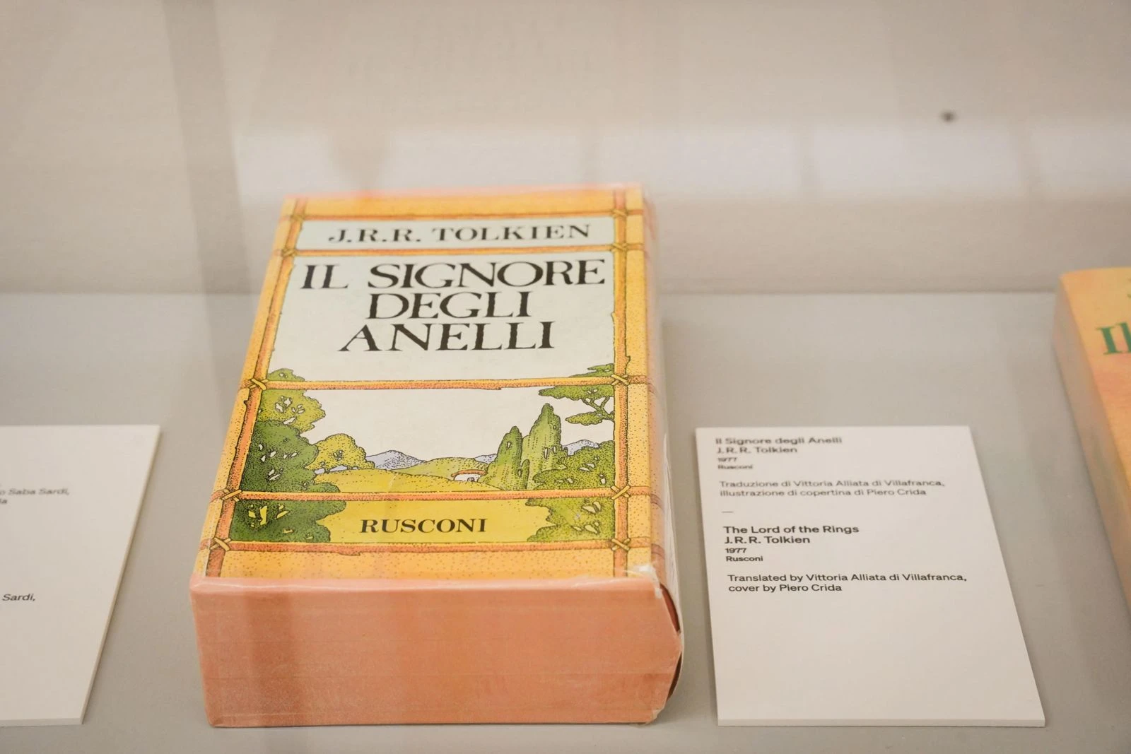 C’è una folla in fila alla mostra su Tolkien e le sue opere che sfida gli anatemi del sempre vivo razzismo intellò – Il video