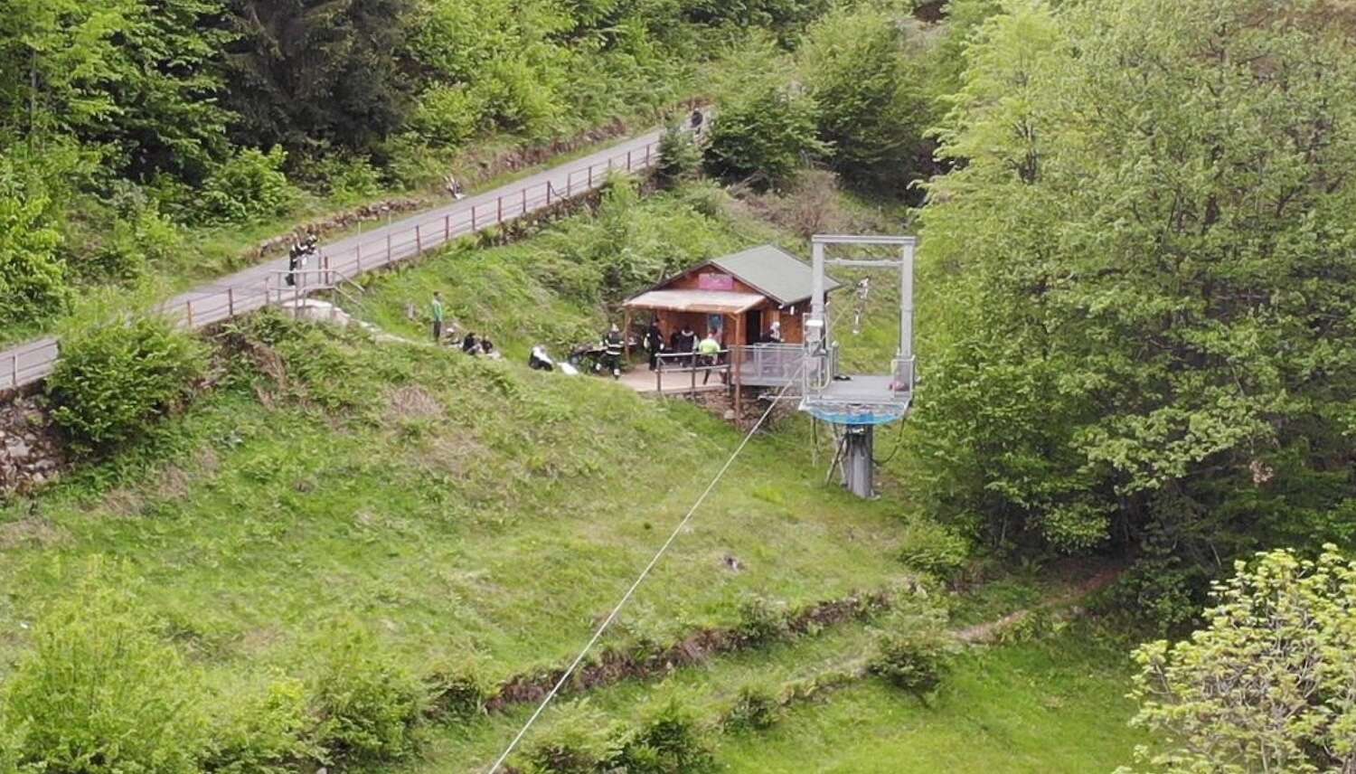 L’autopsia su Ghizlane Moutahir dopo la caduta dalla zipline in Valtellina, escluso il malore: il giallo dell’imbrago rimasto appeso