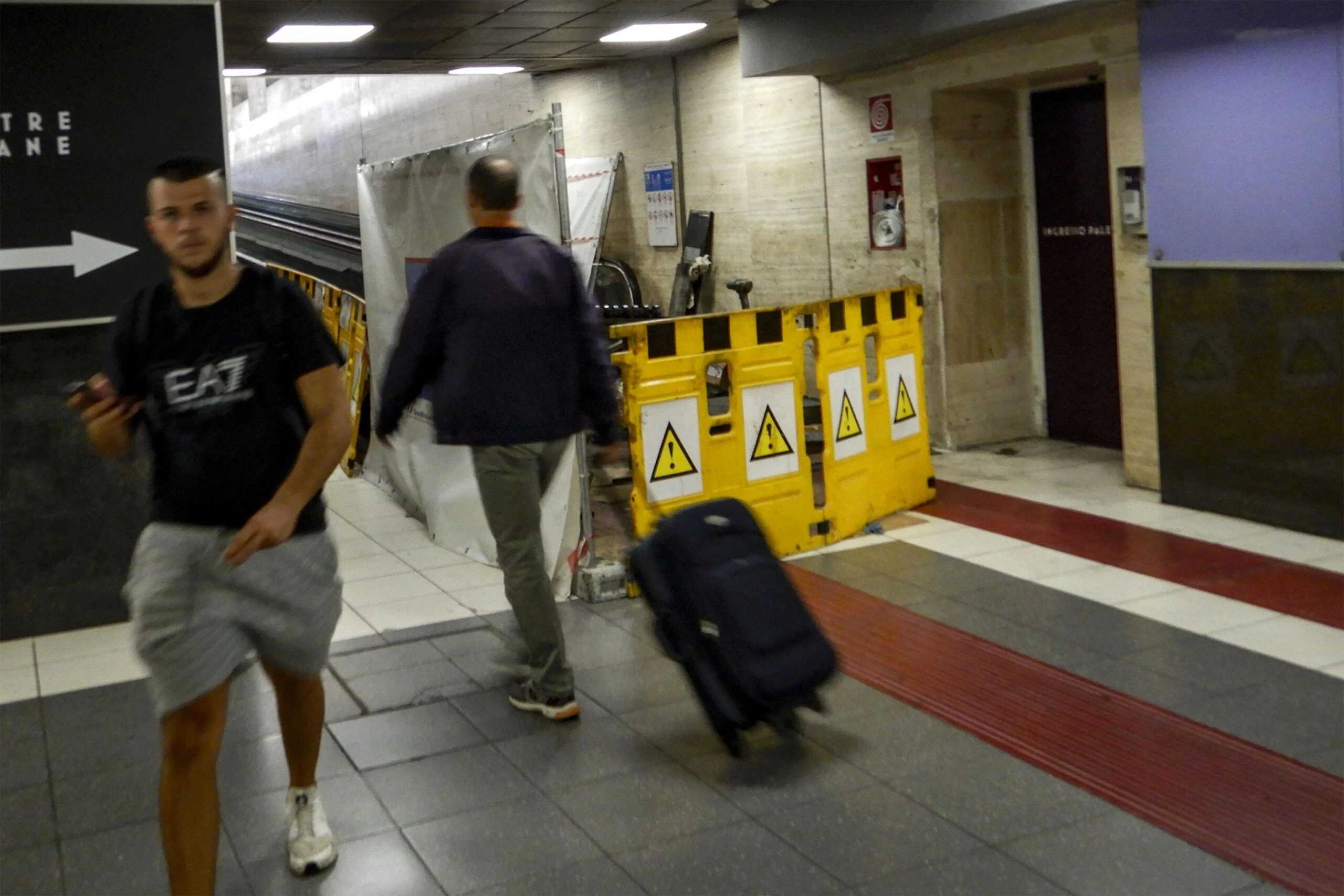Roma, turista milanese cade dalle scale mobili a Termini. Tre ore in attesa dell’ambulanza