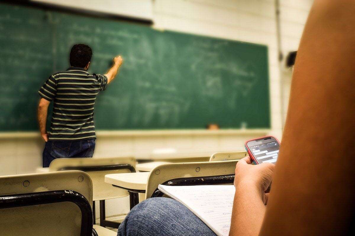 Torino, il liceo Volta ritirerà i telefoni all’ingresso: «I ragazzi non si guardano neanche in faccia»