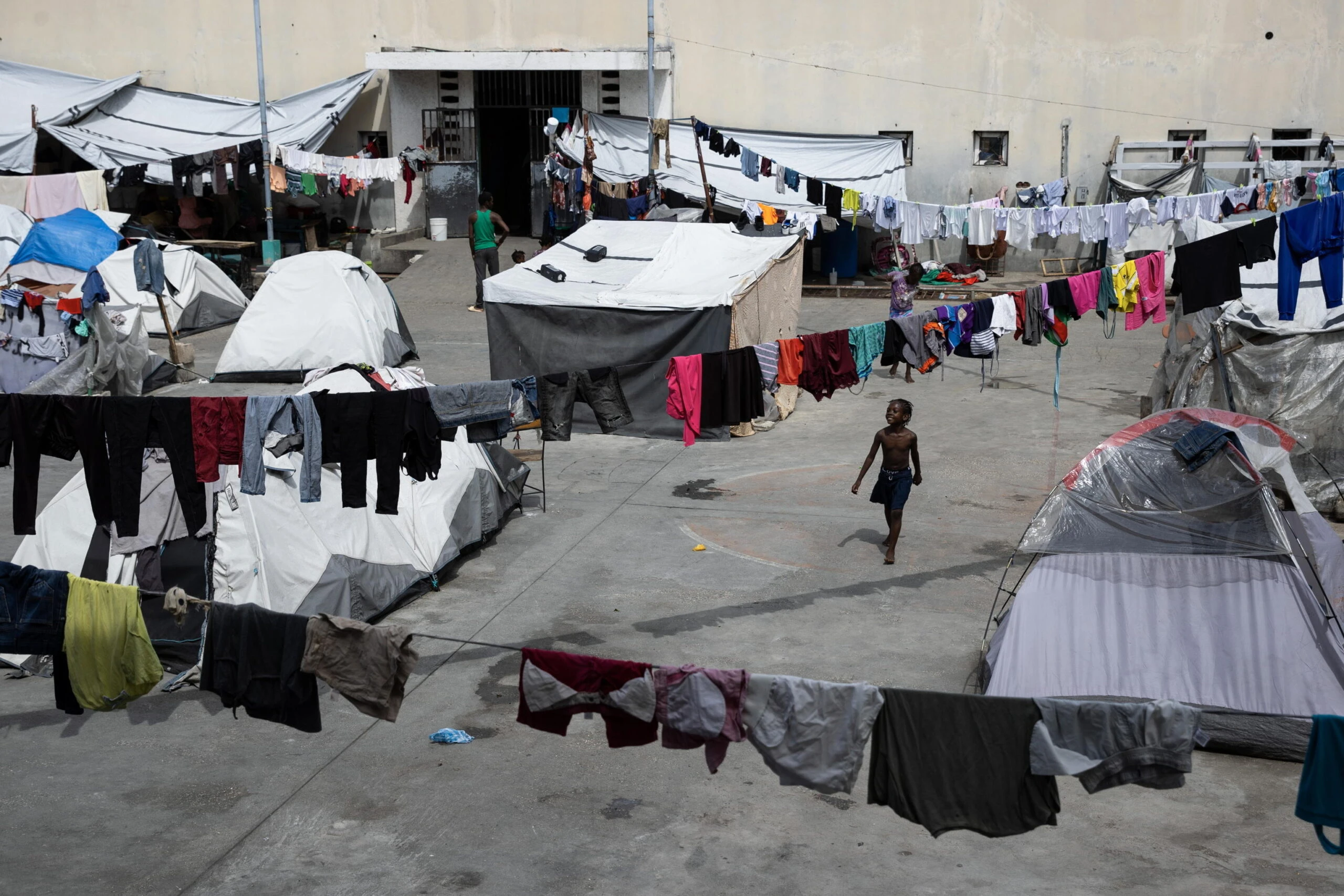 Arrivano a Roma dieci bambini di Haiti: adottati da famiglie italiane, non potevano lasciare l’isola a causa della guerra civile