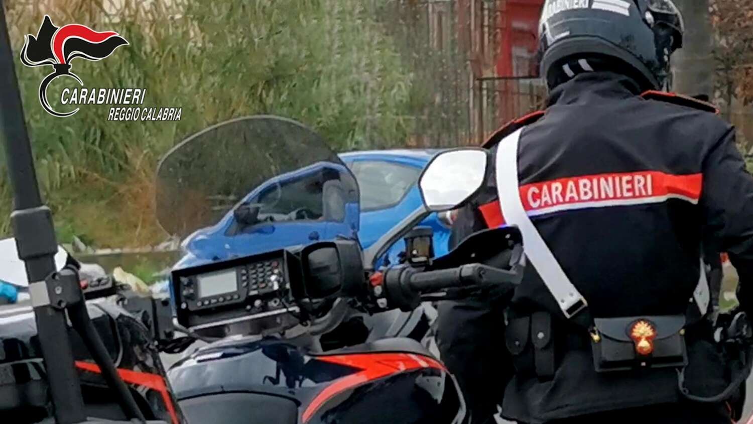 Roma, il rapinatore vestito da sub che ruba orologi Rolex: «Ha l’accento romano»