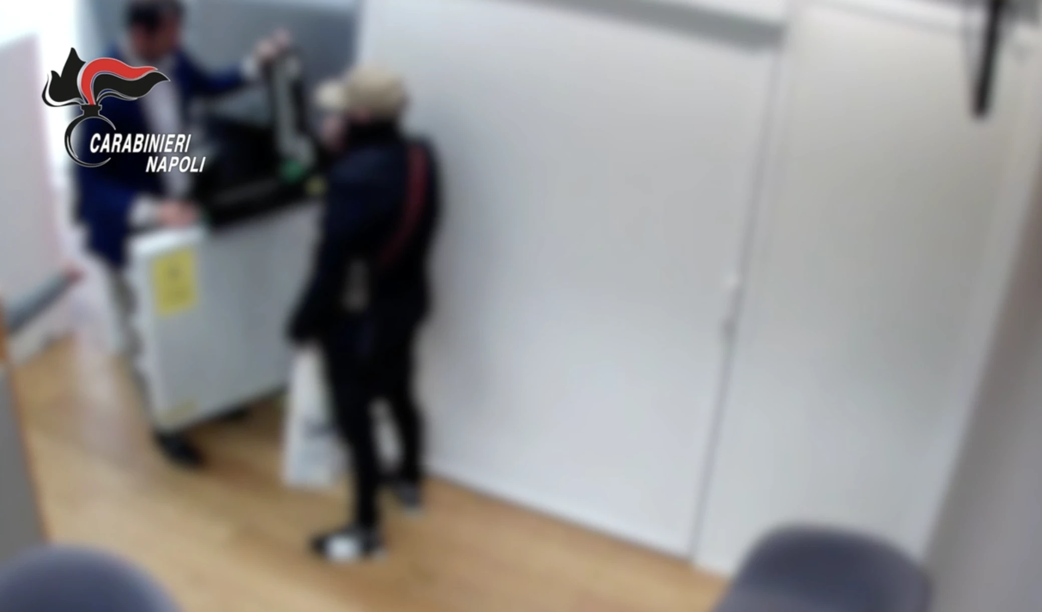 Napoli, arrestata una coppia di rapinatori: aveva sequestrato per 40 minuti dipendenti e clienti in una banca – Il video