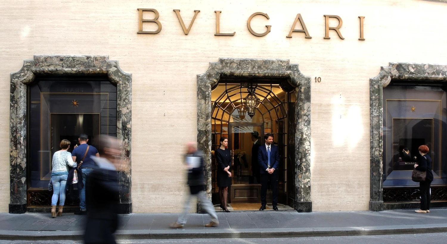 Furto da mezzo milione di euro a Bulgari a Roma, il colpo nella notte da un buco nel pavimento