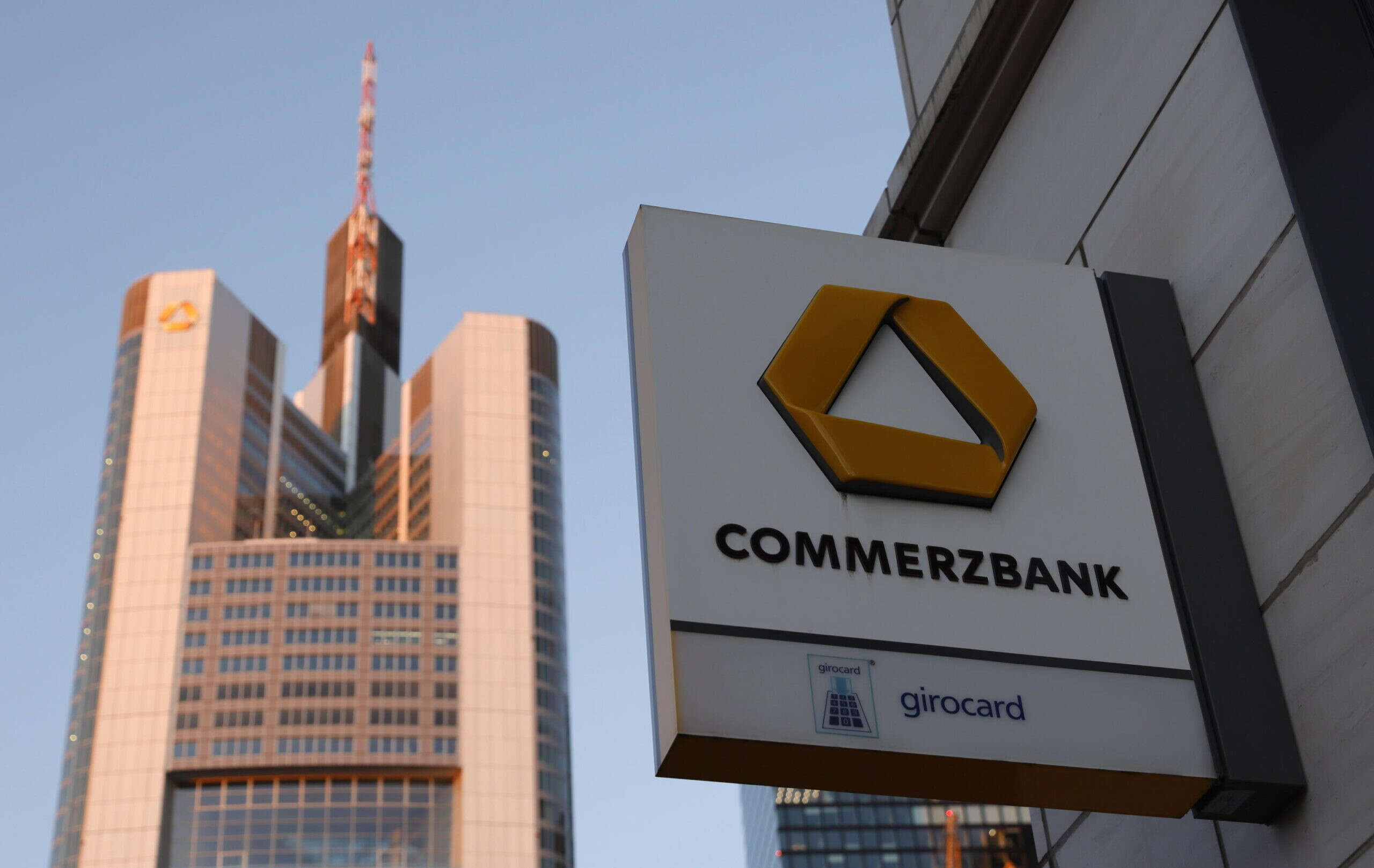 Unicredit e la scalata a Commerzbank, l’Ue non commenta ma apre: «Le fusioni delle banche sono un vantaggio per l’economia»