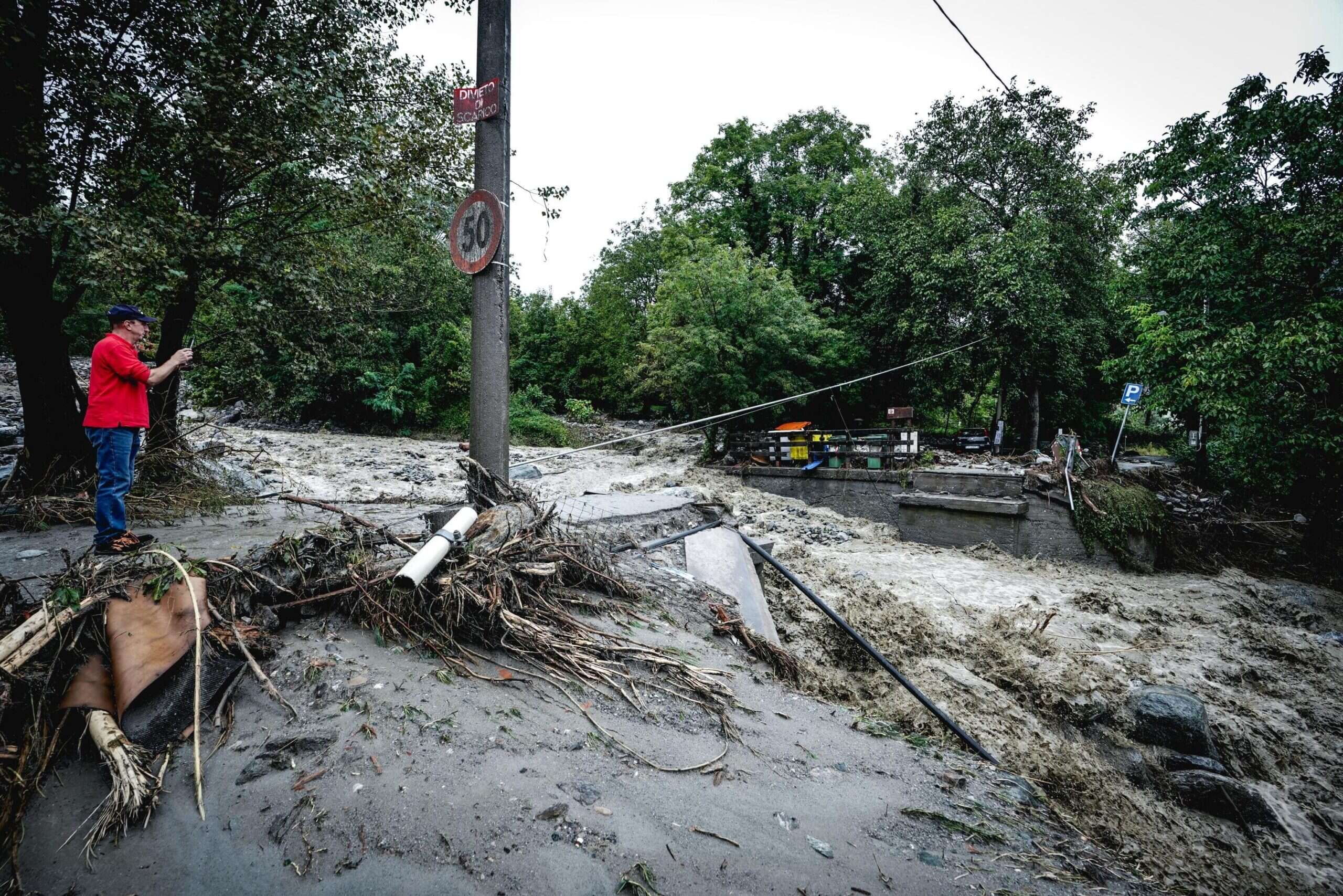 Maltempo in Piemonte: le immagini del fiume Stura che esonda, un disperso nella regione – Il video