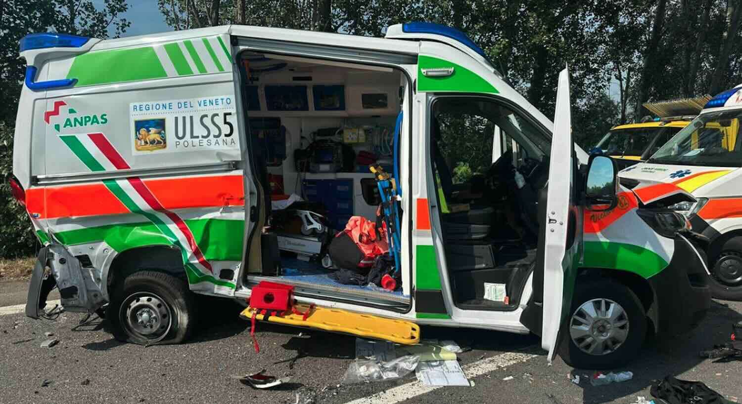 Ambulanza travolta durante un soccorso, feriti 6 operatori. Zaia: «Situazione molto grave»