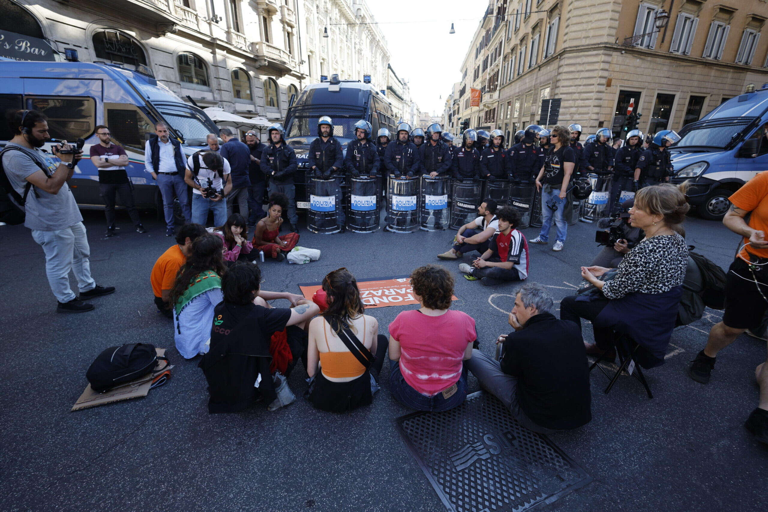 Fino a due anni di carcere per chi blocca strade e ferrovie: via libera della Camera alla norma «anti Gandhi»