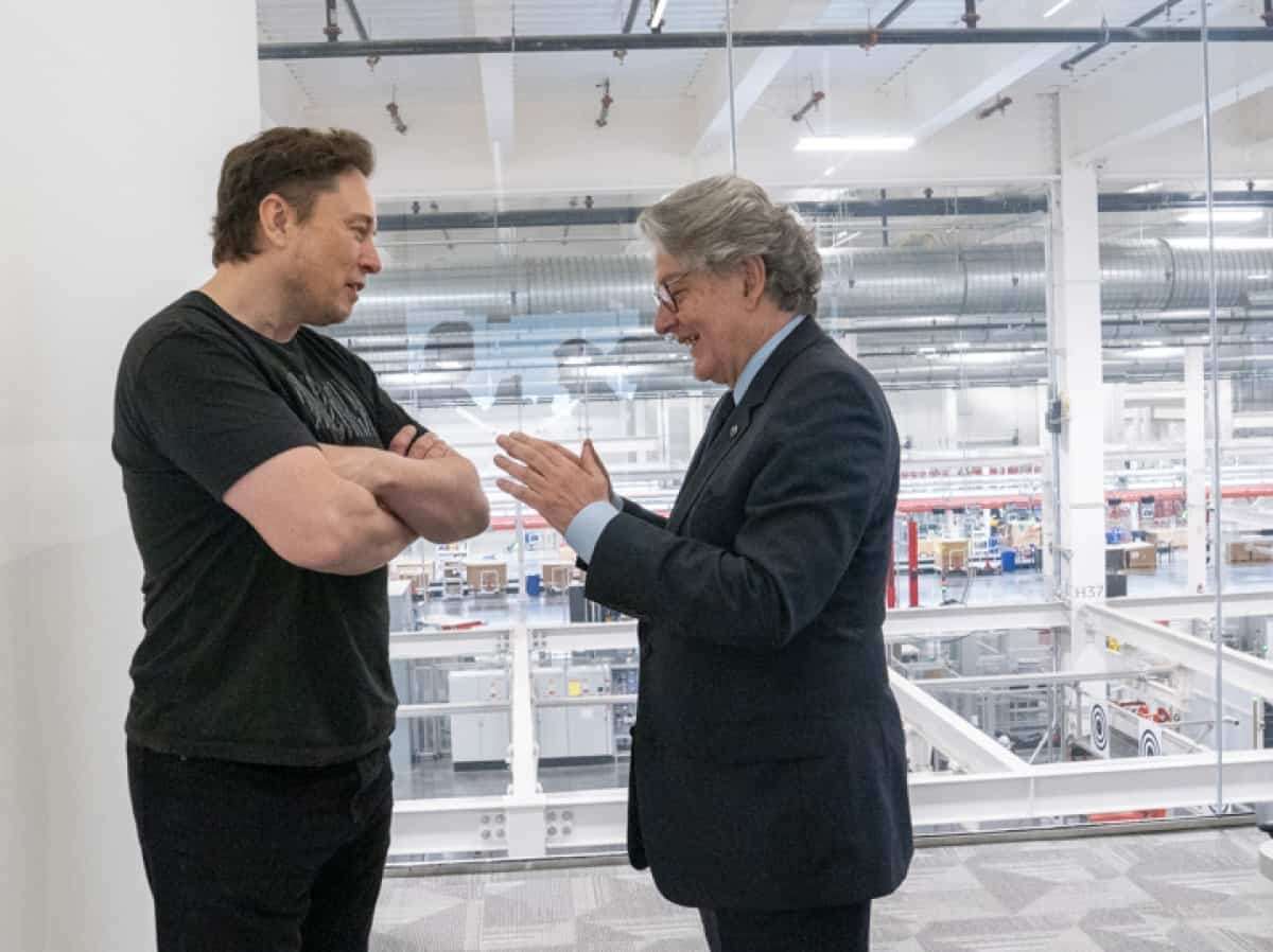 Elon Musk festeggia l’addio di Breton: «Buon viaggio». L’ex commissario Ue risponde: «Ti avanzano biglietti per Marte?»