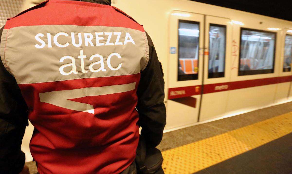 Roma, sabato sera da Far West in metropolitana: maxi-rissa tra bande di borseggiatori, scippato e malmenato un turista