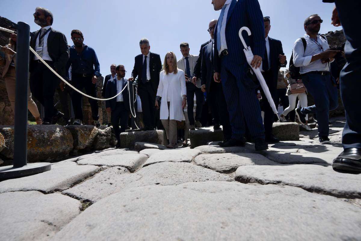 Tutto pronto per il G7 Cultura di Pompei, tra cravatte in regalo e frutta secca targata FdI. Boccia: «Come vengono scelte le aziende?»